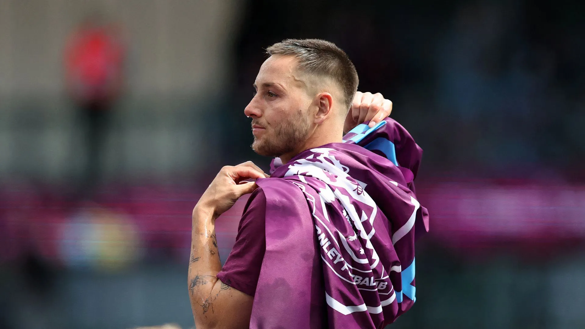 Josh Brownhill ăn mừng cùng Burnley sau khi trở lại Premier League