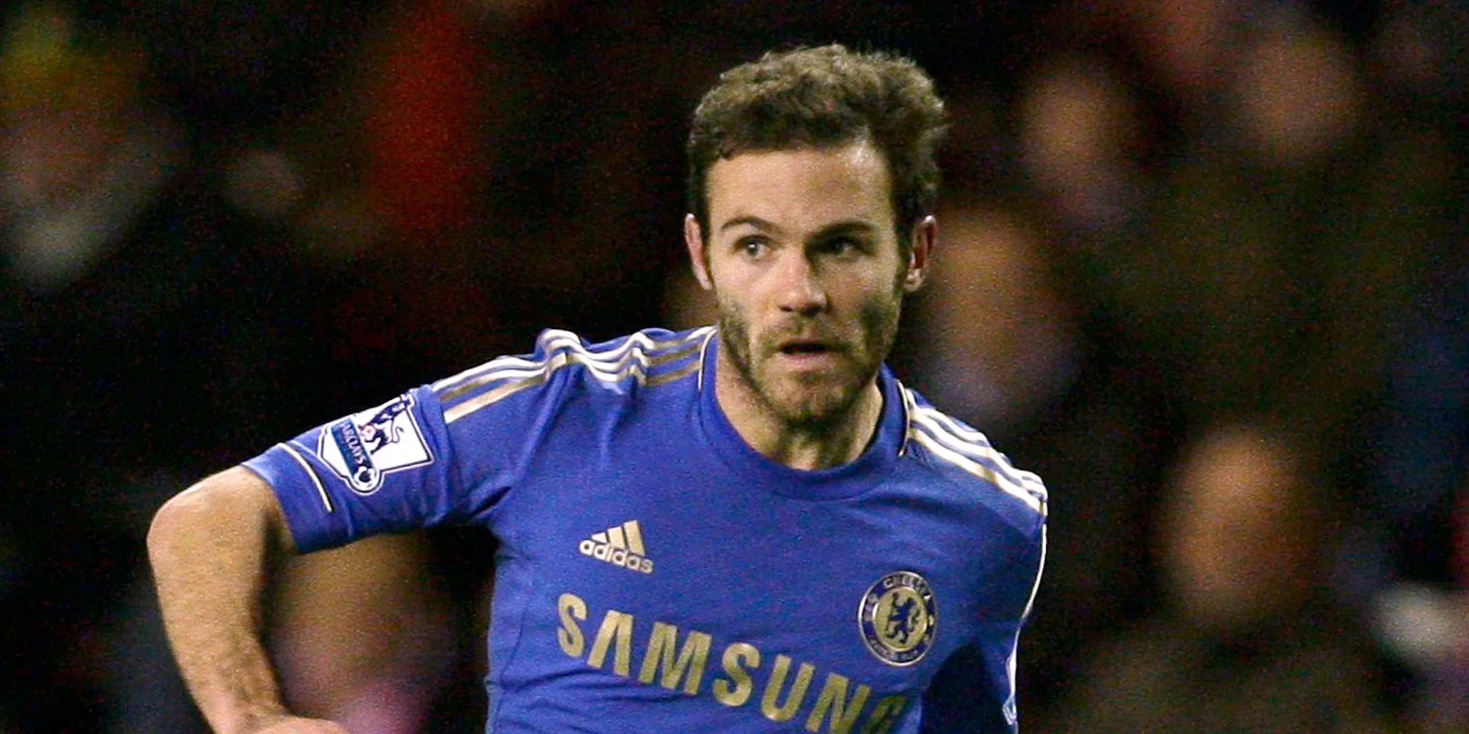 Juan Mata đi bóng kỹ thuật trong màu áo Chelsea