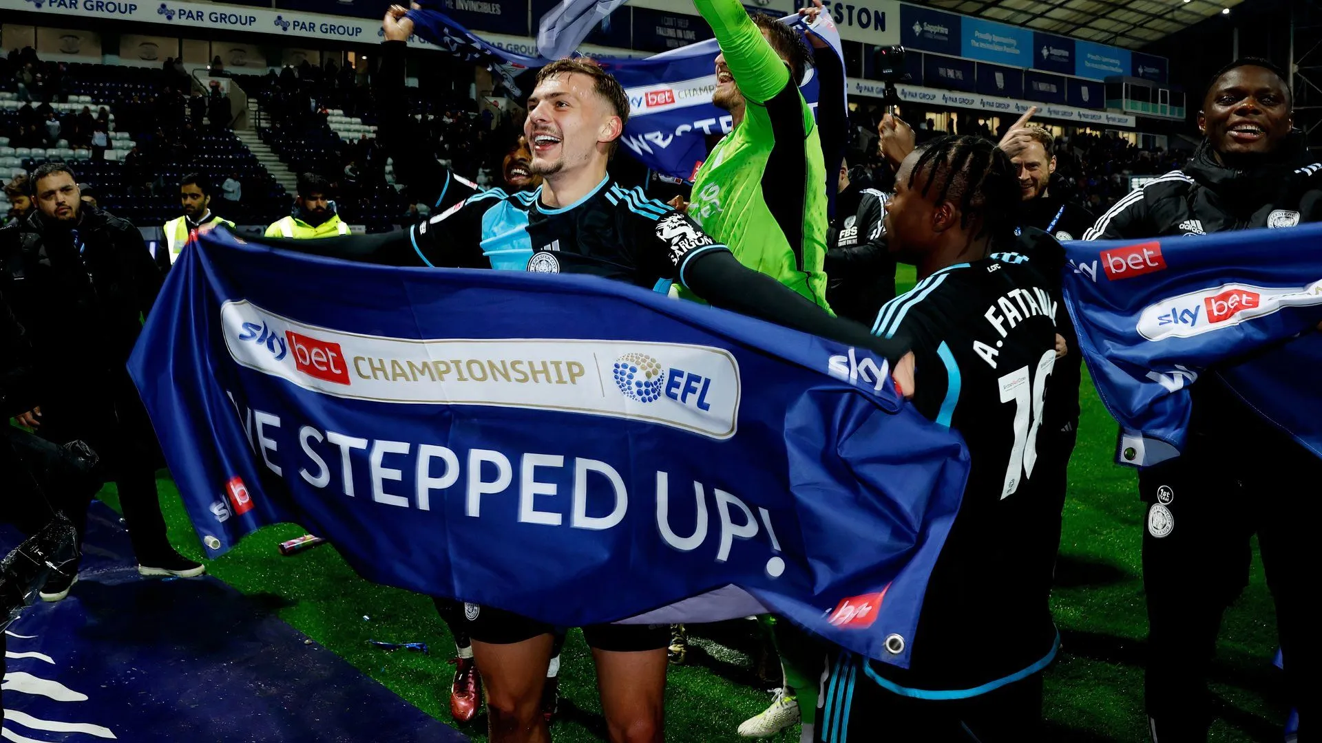 Kiernan Dewsbury-Hall ăn mừng cùng đồng đội Leicester City sau khi giành quyền thăng hạng Premier League