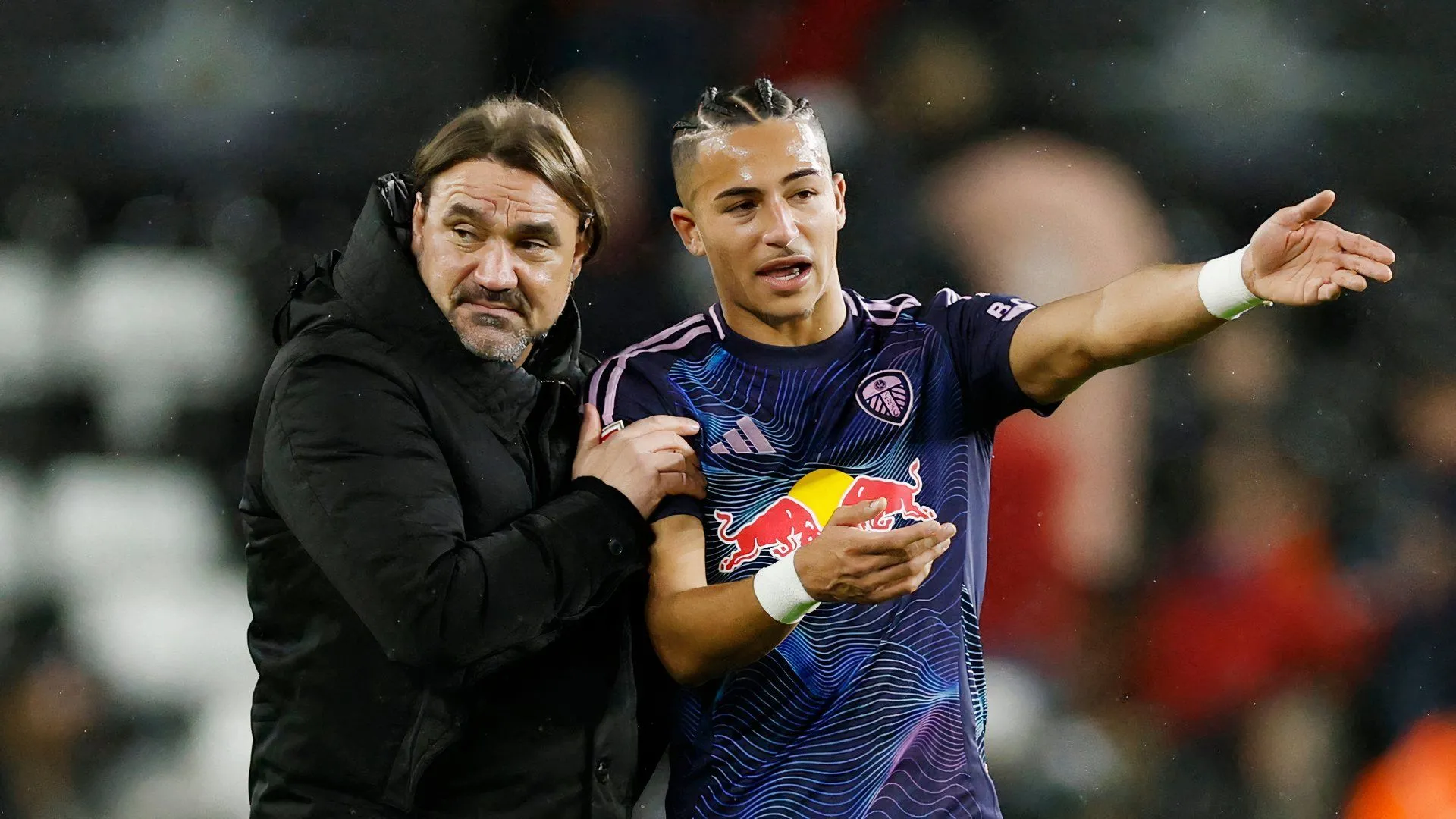 Mateo Joseph thảo luận cùng HLV Daniel Farke về chiến thuật của Leeds United