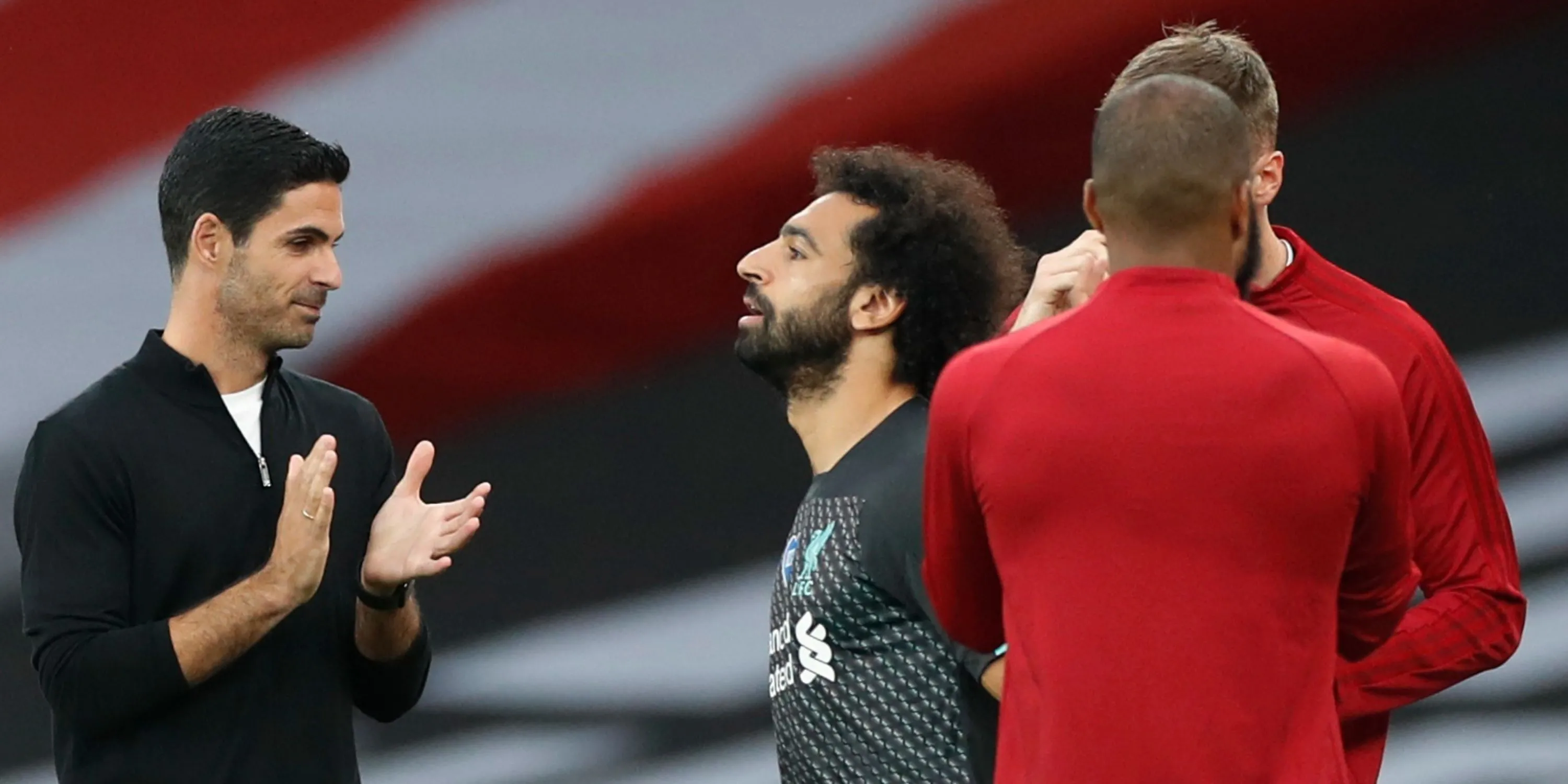 Mikel Arteta và Mohamed Salah trong một trận đấu giữa Arsenal và Liverpool, minh họa cho khả năng Arsenal lập hàng rào danh dự cho Liverpool.