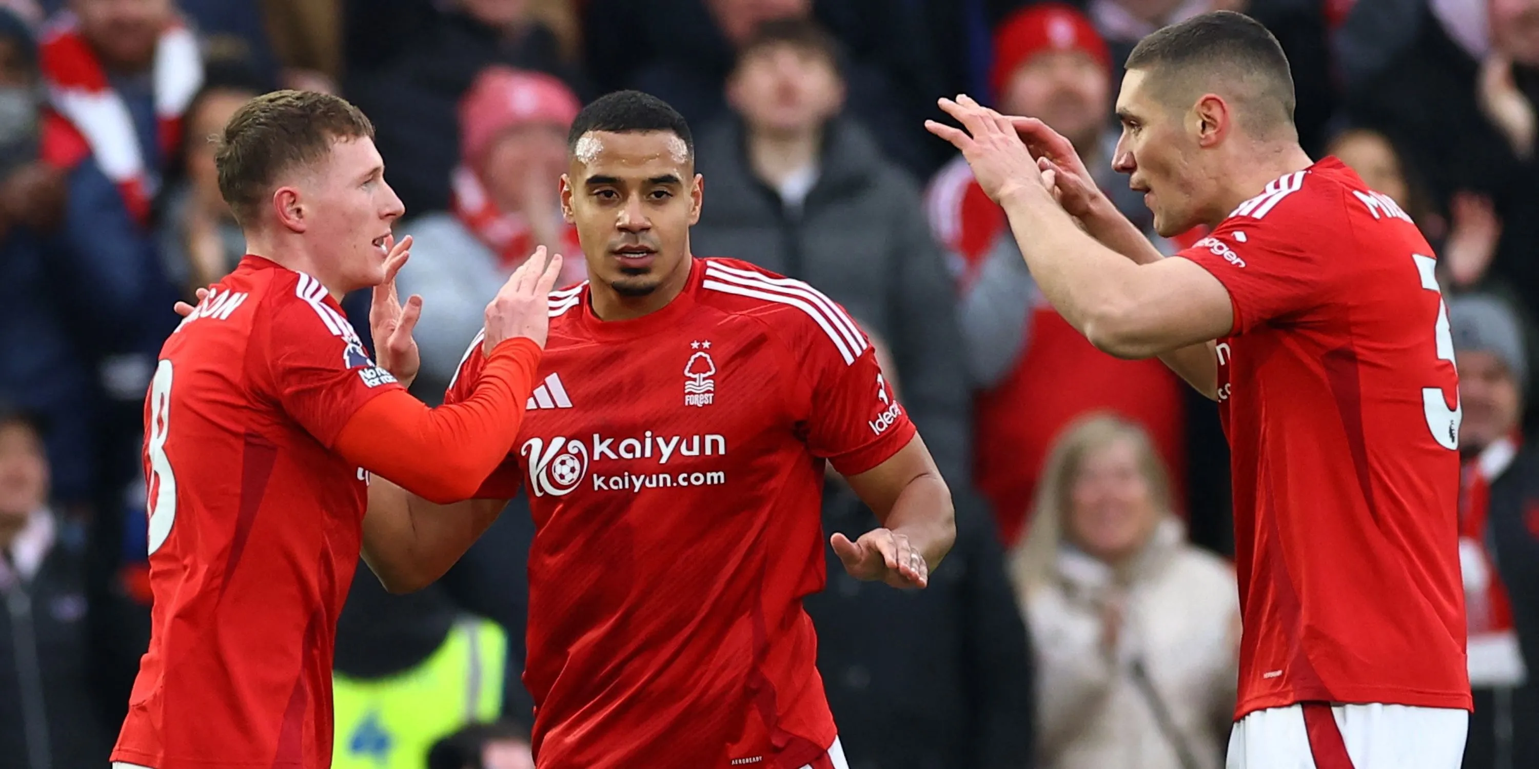 Murillo (áo đỏ) cùng đồng đội Nottingham Forest ăn mừng bàn thắng tại Premier League