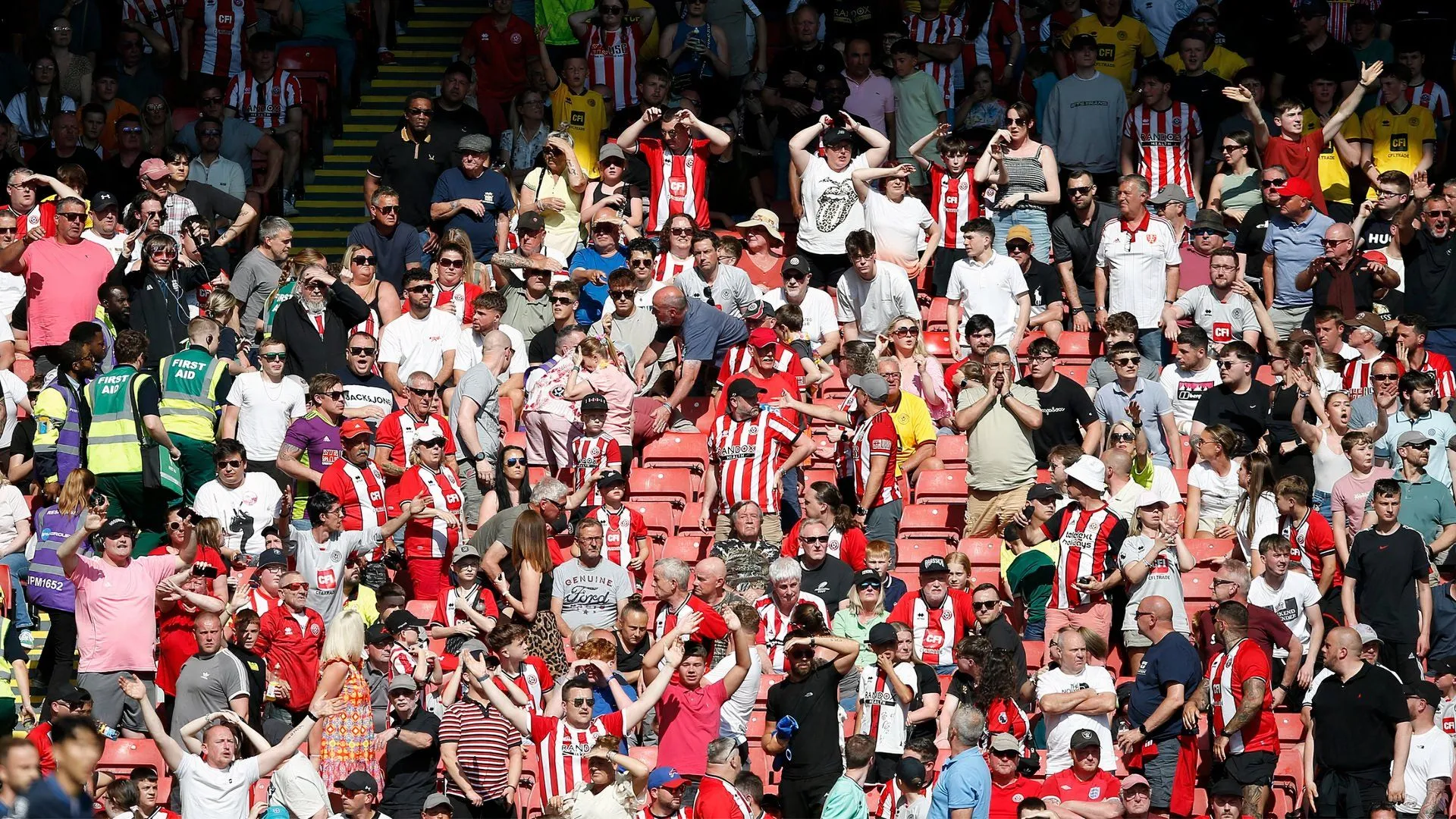 Người hâm mộ Sheffield United cổ vũ trong trận đấu tại sân vận động