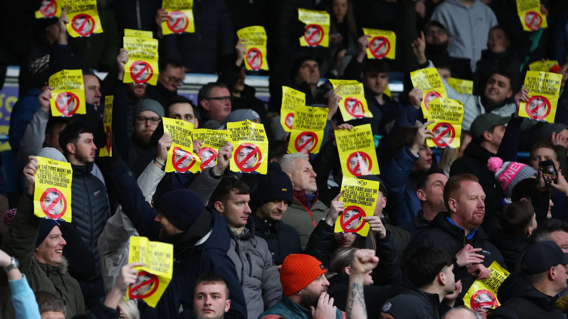 Người hâm mộ Sheffield Wednesday biểu tình phản đối Dejphon Chansiri