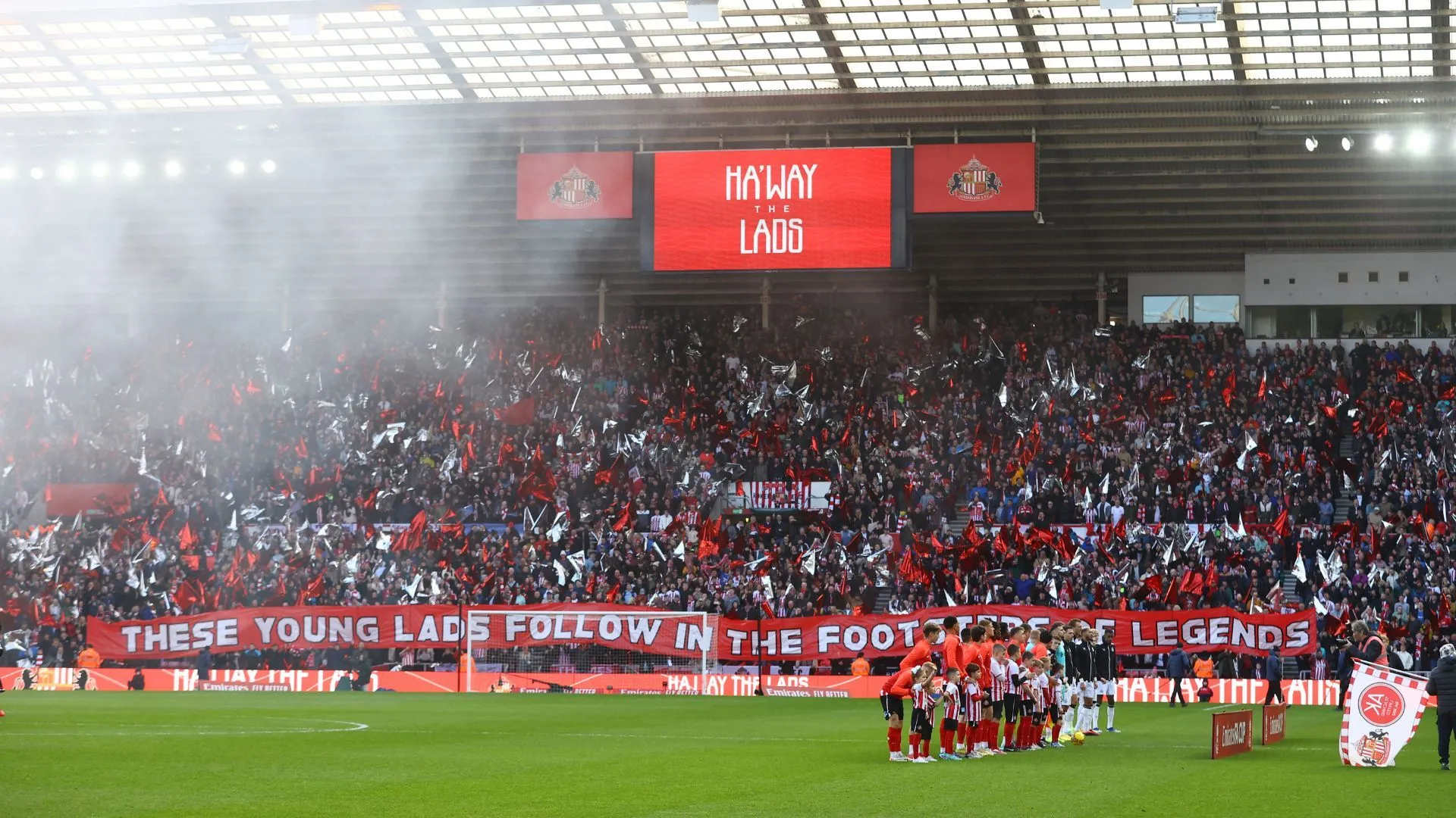 Người hâm mộ Sunderland ăn mừng trên khán đài sân vận động Ánh sáng