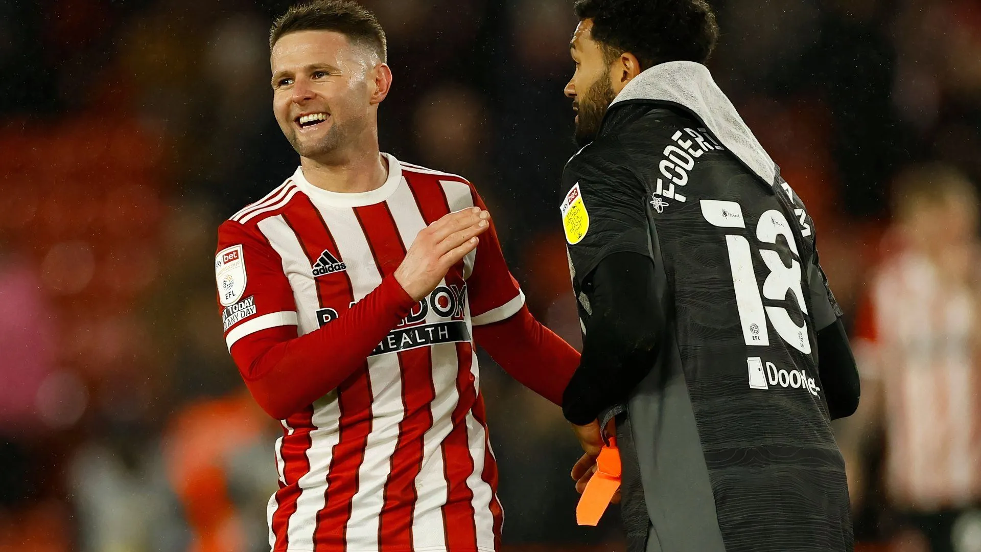 Oliver Norwood ăn mừng cùng các đồng đội Sheffield United sau một chiến thắng quan trọng