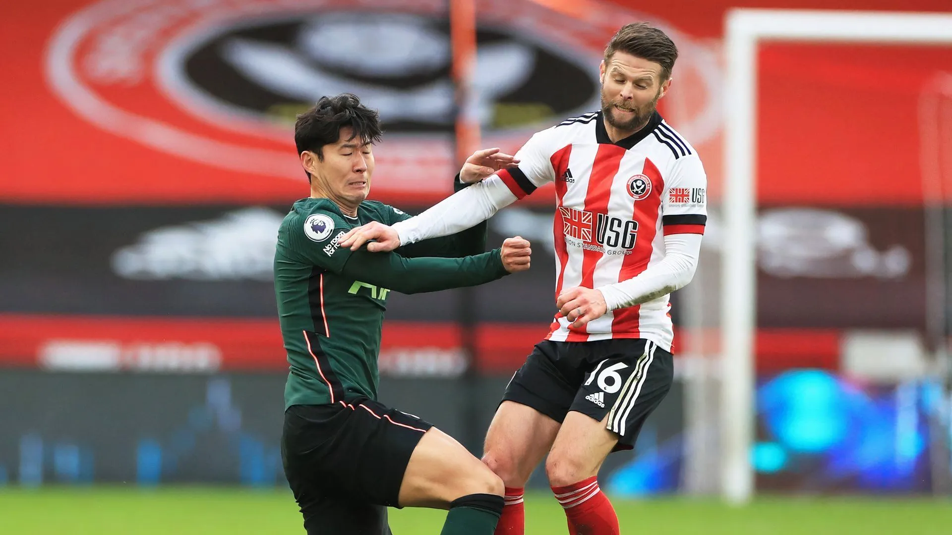 Oliver Norwood trong màu áo Sheffield United đối đầu với Son Heung-min của Tottenham tại Premier League