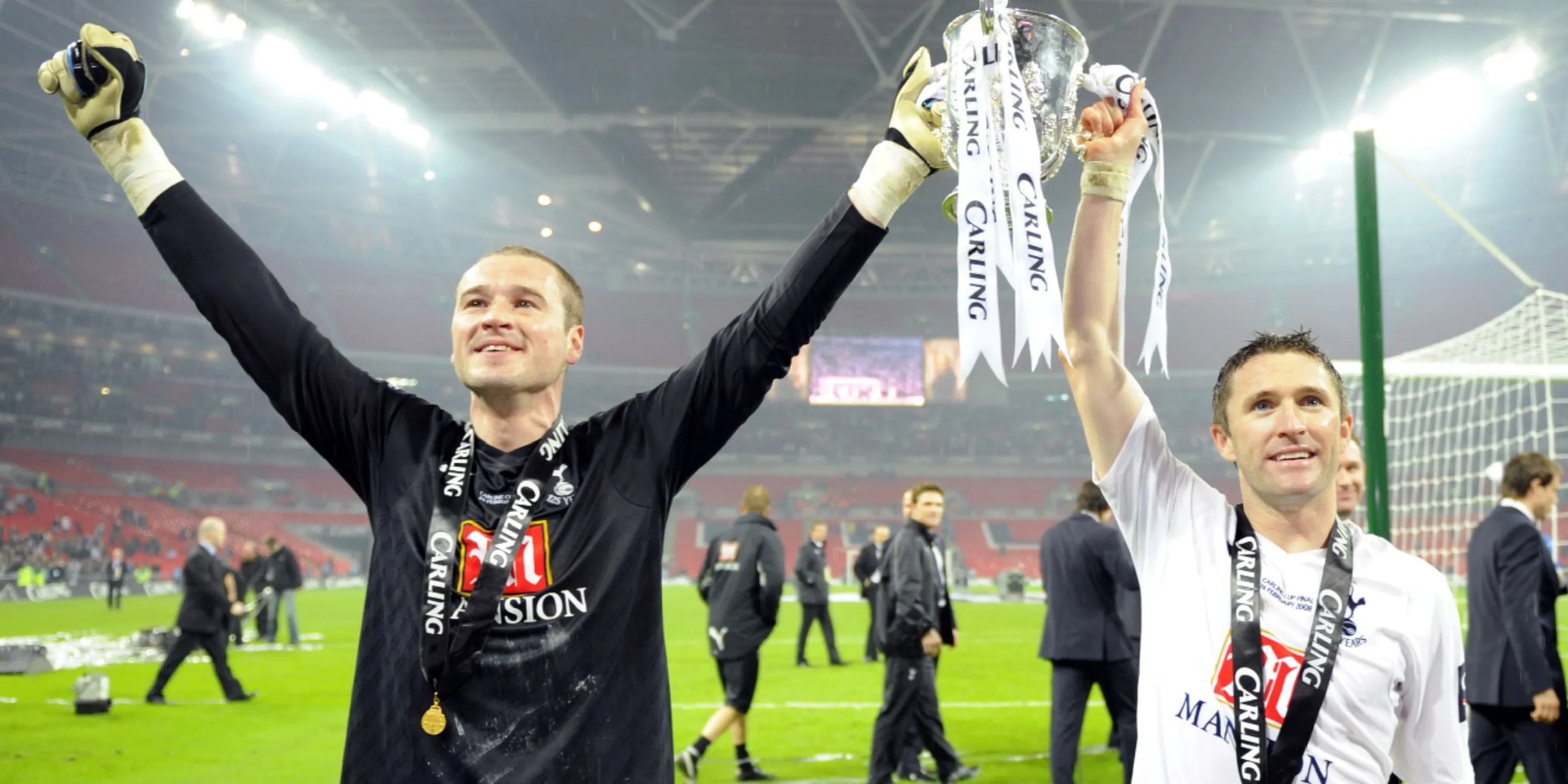 Paul Robinson và Robbie Keane nâng cao cúp Liên đoàn Anh năm 2008 cùng Tottenham Hotspur