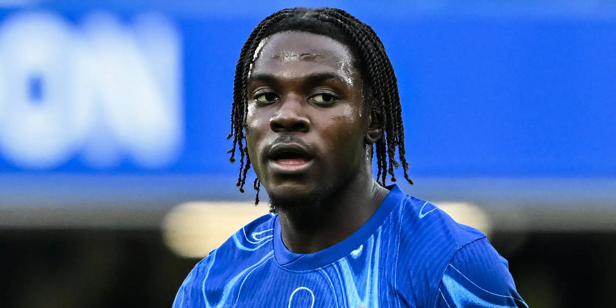 Romeo Lavia mỉm cười đáp trả CĐV Liverpool trên sân Stamford Bridge