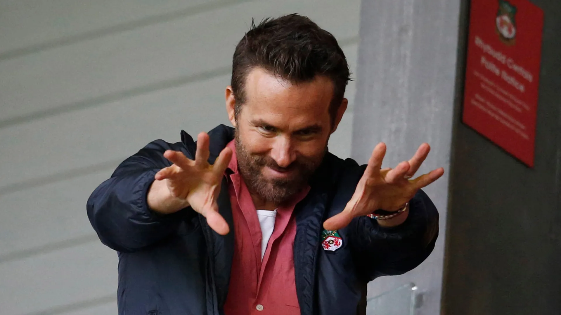 Ryan Reynolds theo dõi một trận đấu của Wrexham từ khán đài