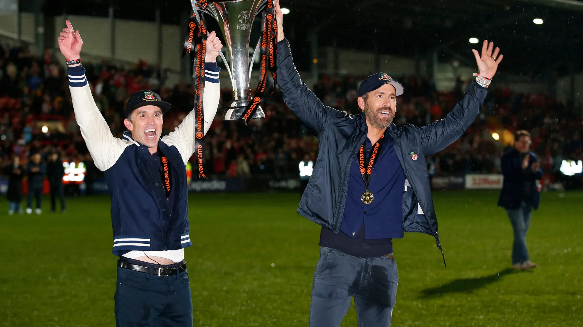 Ryan Reynolds và Rob McElhenney ăn mừng cuồng nhiệt thành công của Wrexham
