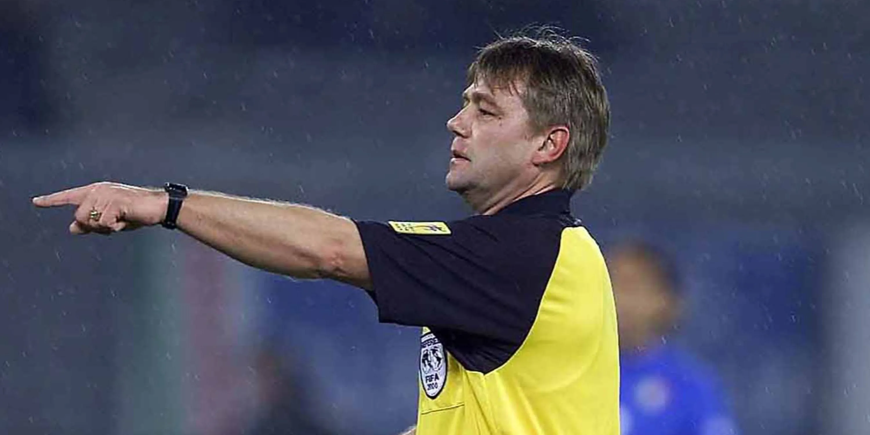 Sandor Puhl điều hành trận đấu