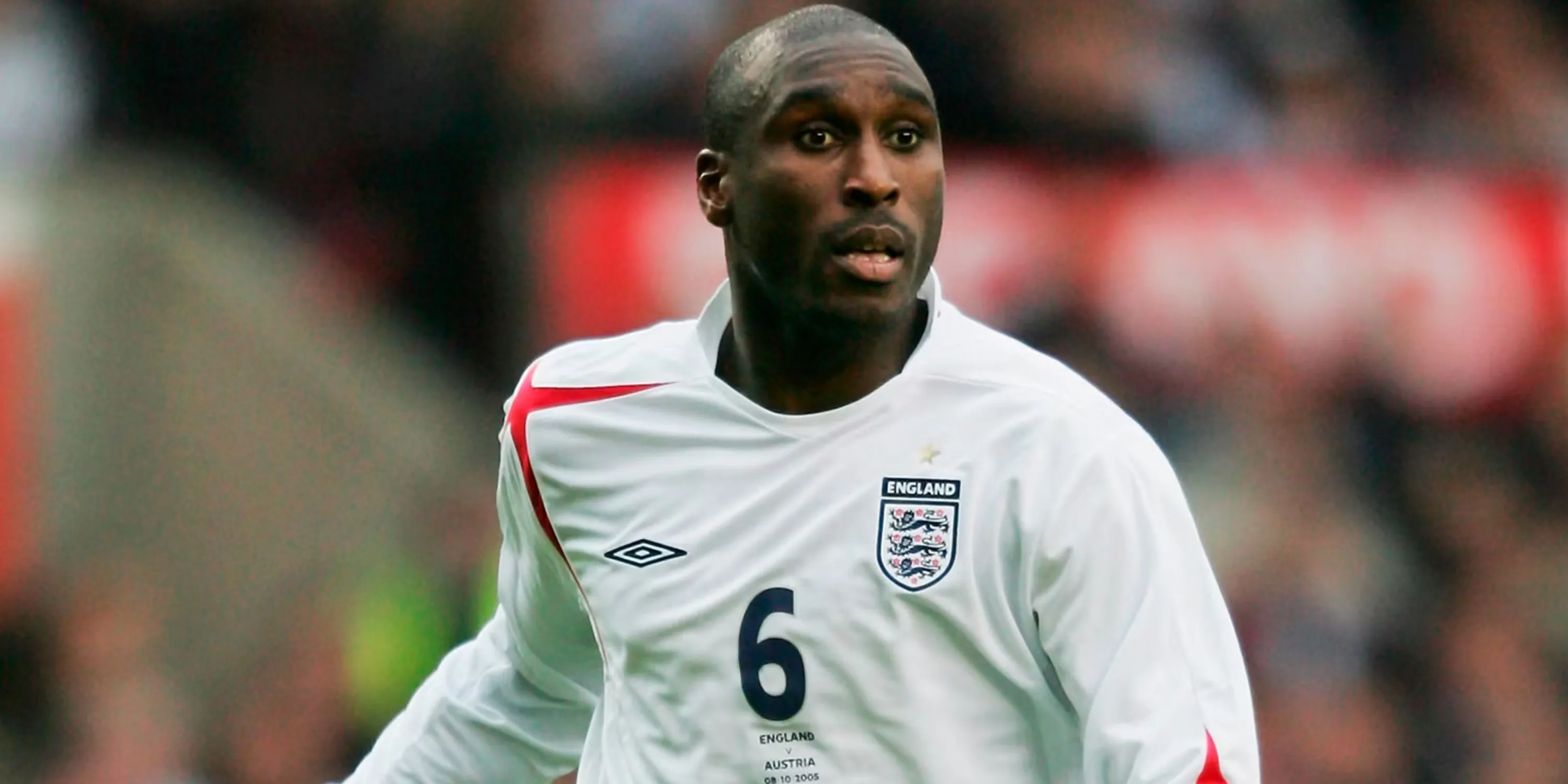 Sol Campbell trong màu áo Arsenal, một trung vệ bị Brian Deane đánh giá thấp tại Ngoại hạng Anh