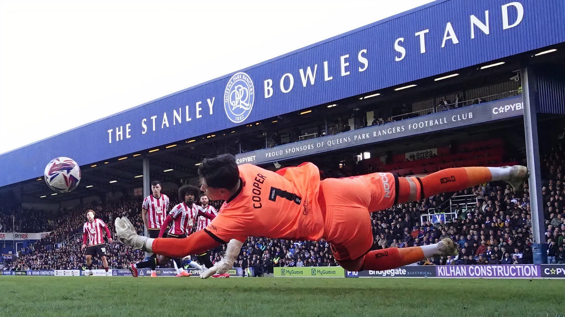 Thủ môn Michael Cooper của Sheffield United thực hiện pha cứu thua
