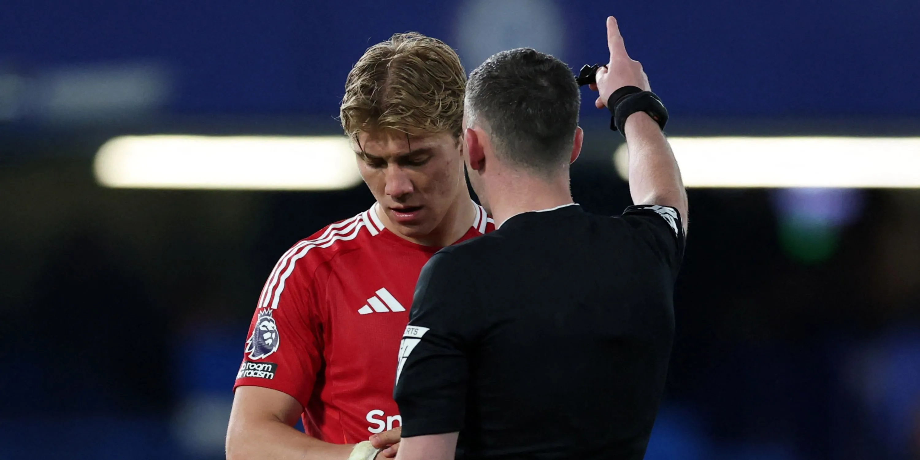 Tiền đạo Rasmus Hojlund của Manchester United trong một tình huống cùng trọng tài