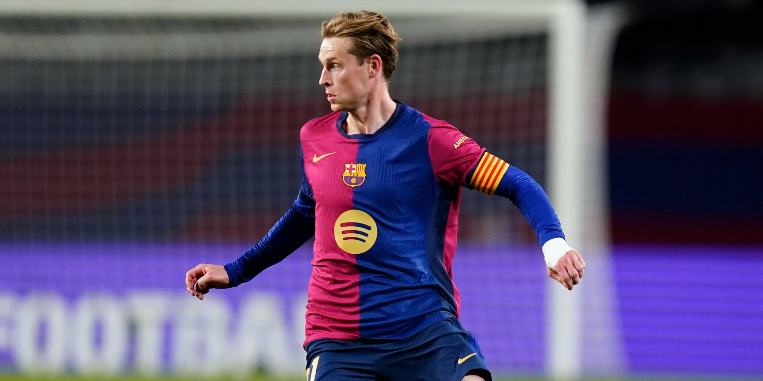 Tiền vệ Frenkie de Jong trong màu áo Barcelona đối mặt tương lai bất định