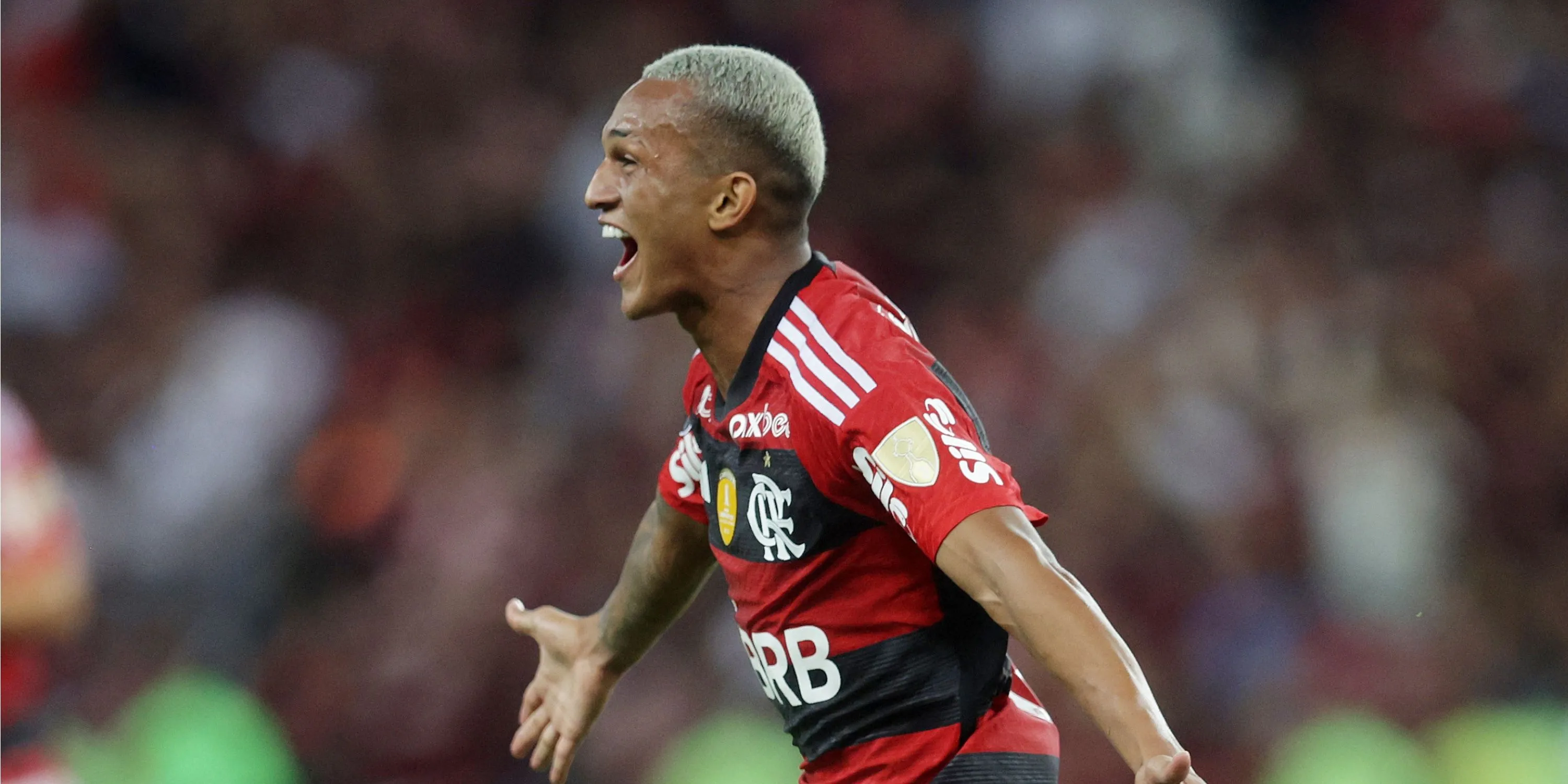 Wesley Franca của Flamengo, mục tiêu hậu vệ phải tiềm năng của Manchester City, thể hiện kỹ năng trên sân.