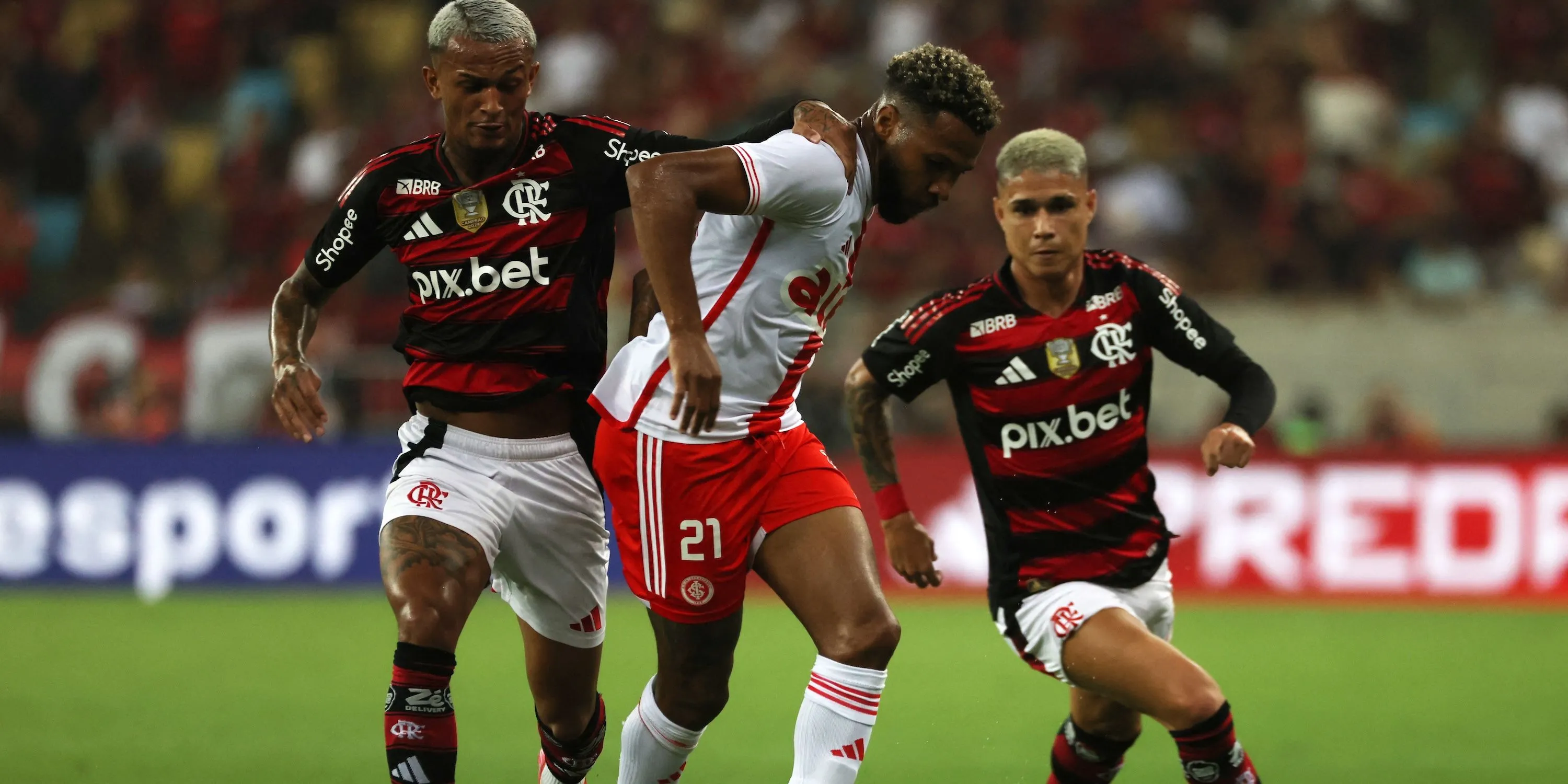 Wesley Franca (Flamengo) tranh chấp bóng quyết liệt với cầu thủ Internacional, cho thấy khả năng phòng ngự ấn tượng.