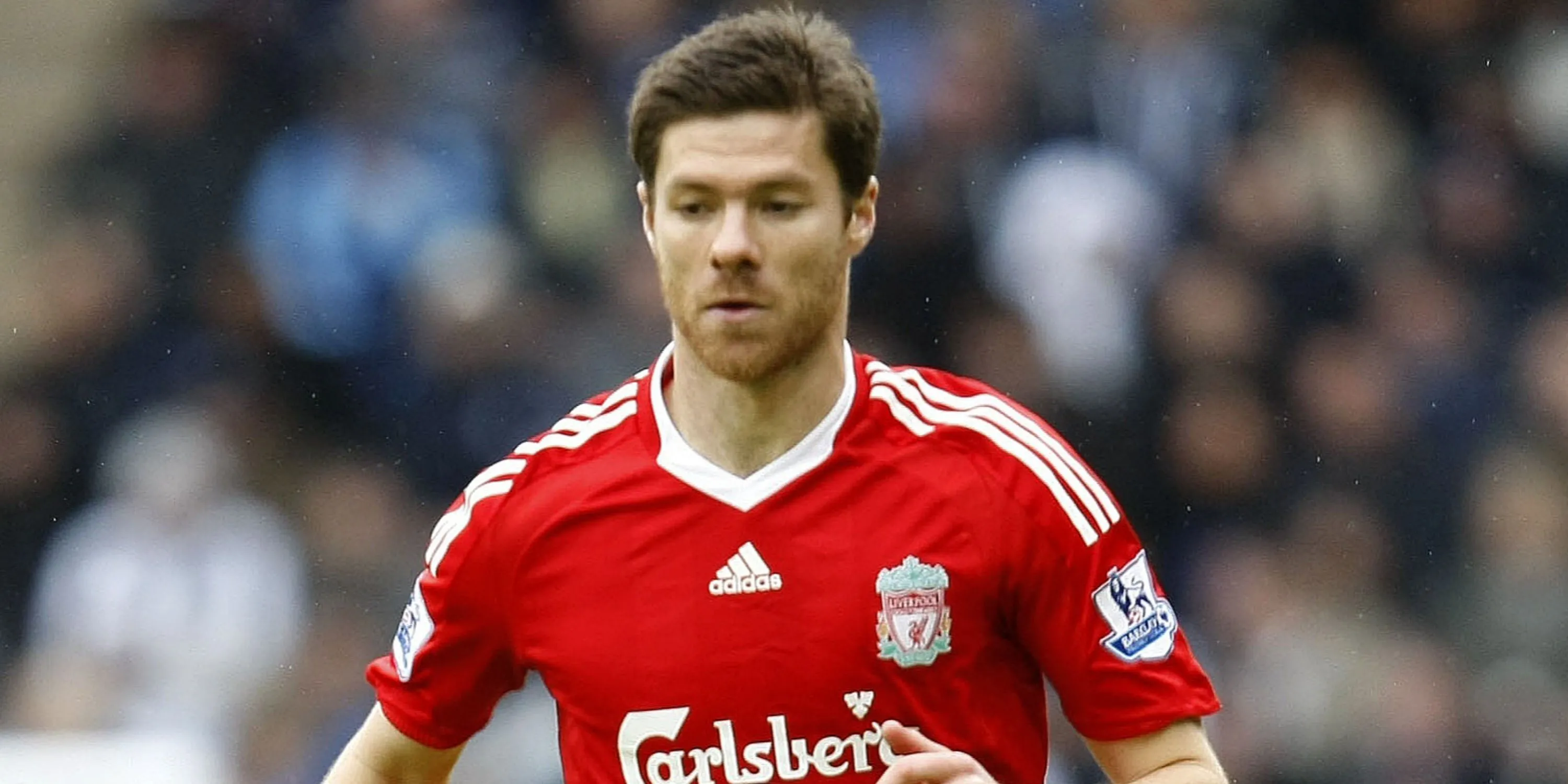 Xabi Alonso ăn mừng bàn thắng từ xa cho Liverpool