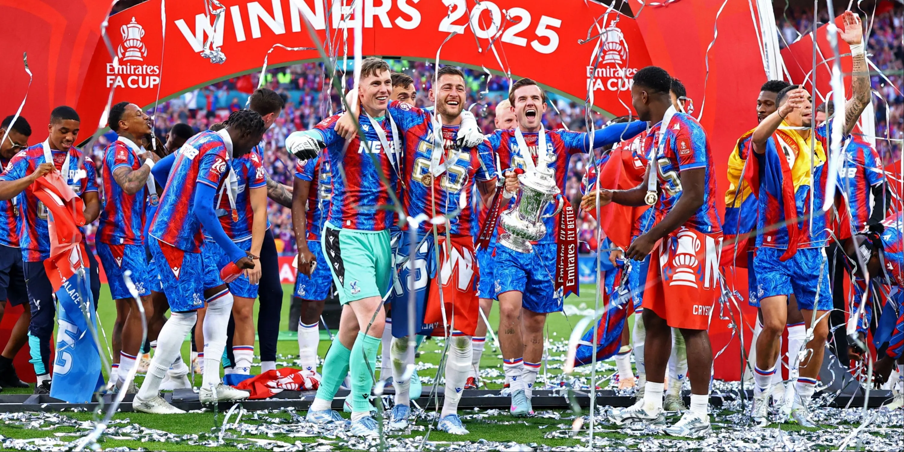 Đội hình Crystal Palace ăn mừng sau chiến thắng giành suất dự Europa League