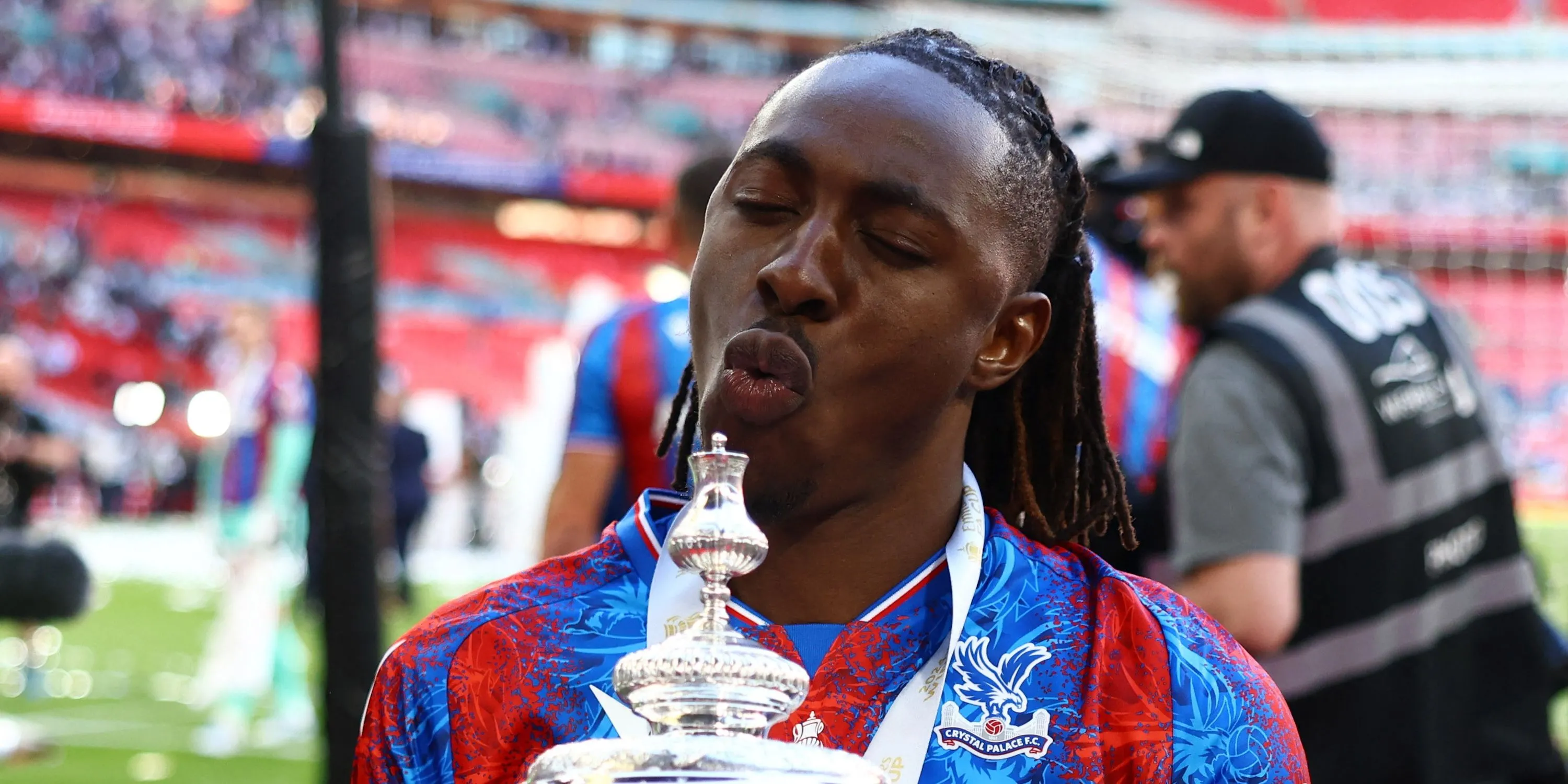 Eberechi Eze cùng đồng đội Crystal Palace ăn mừng chức vô địch FA Cup, thành tích giúp đội bóng giành quyền dự Europa League