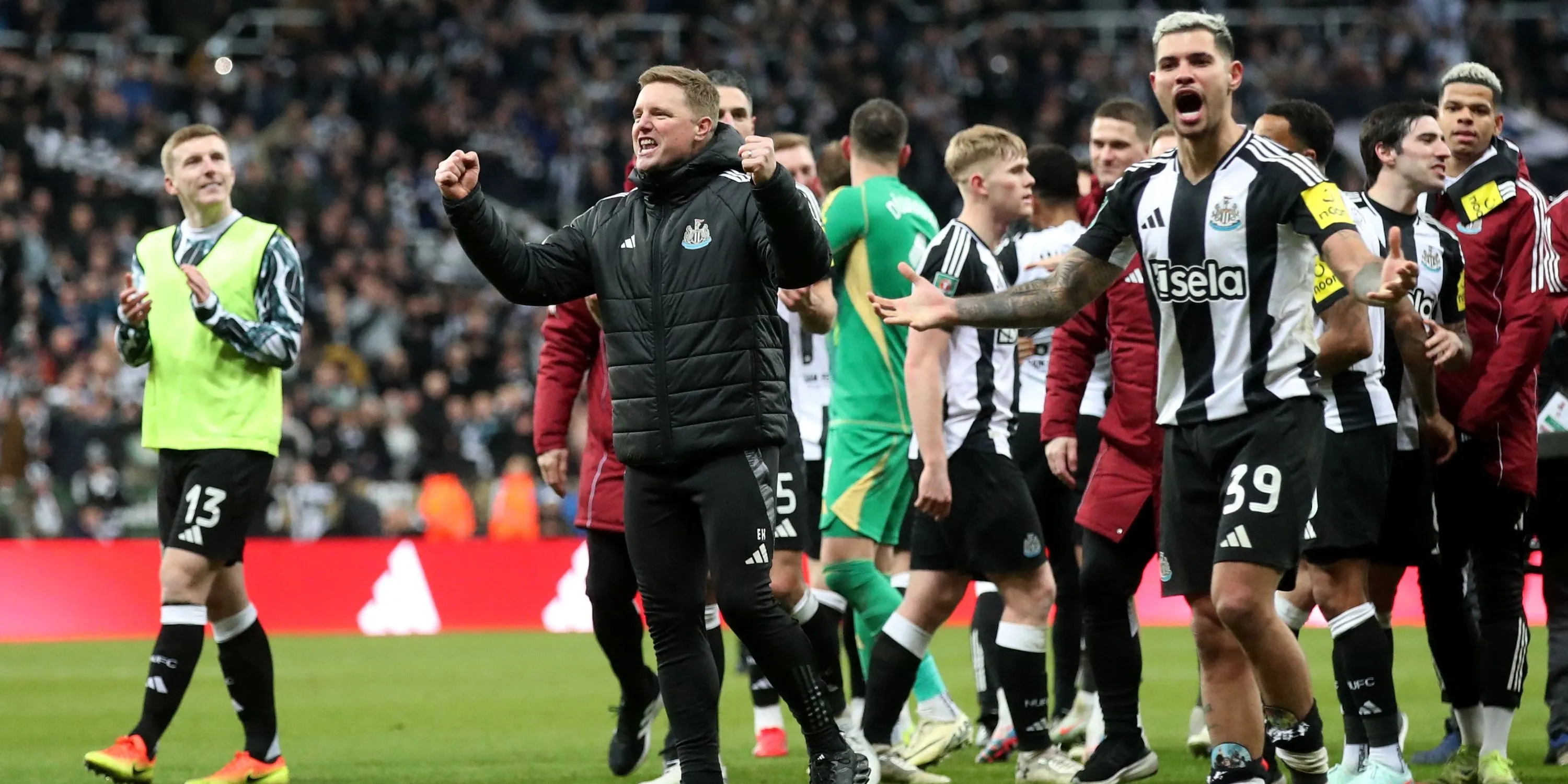 Huấn luyện viên Eddie Howe và cầu thủ Bruno Guimaraes của Newcastle United ăn mừng