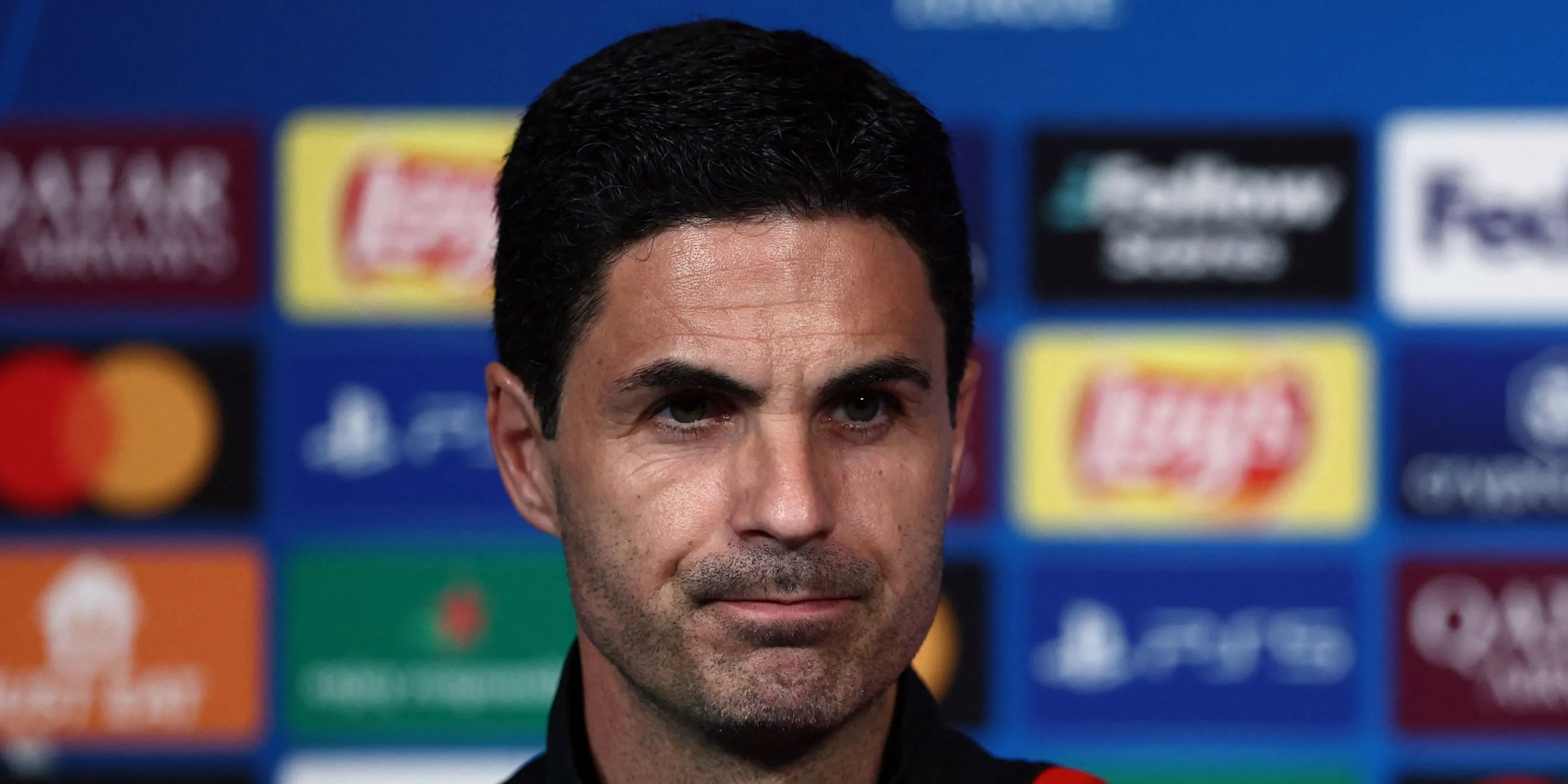 Mikel Arteta đứng chỉ đạo trên sân trong trận đấu của Arsenal tại Premier League