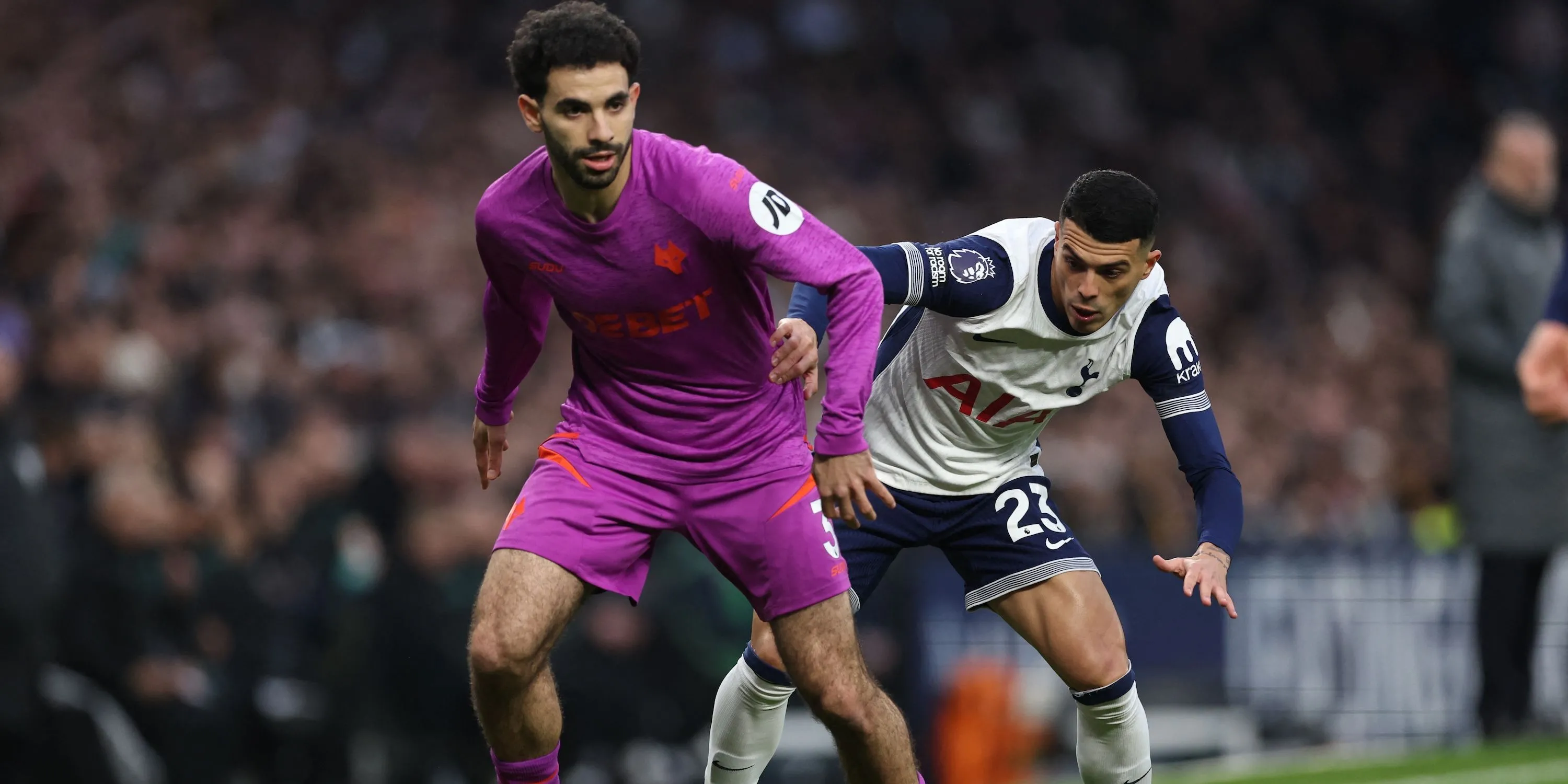 Rayan Ait-Nouri của Wolves tranh chấp bóng với Pedro Porro của Tottenham