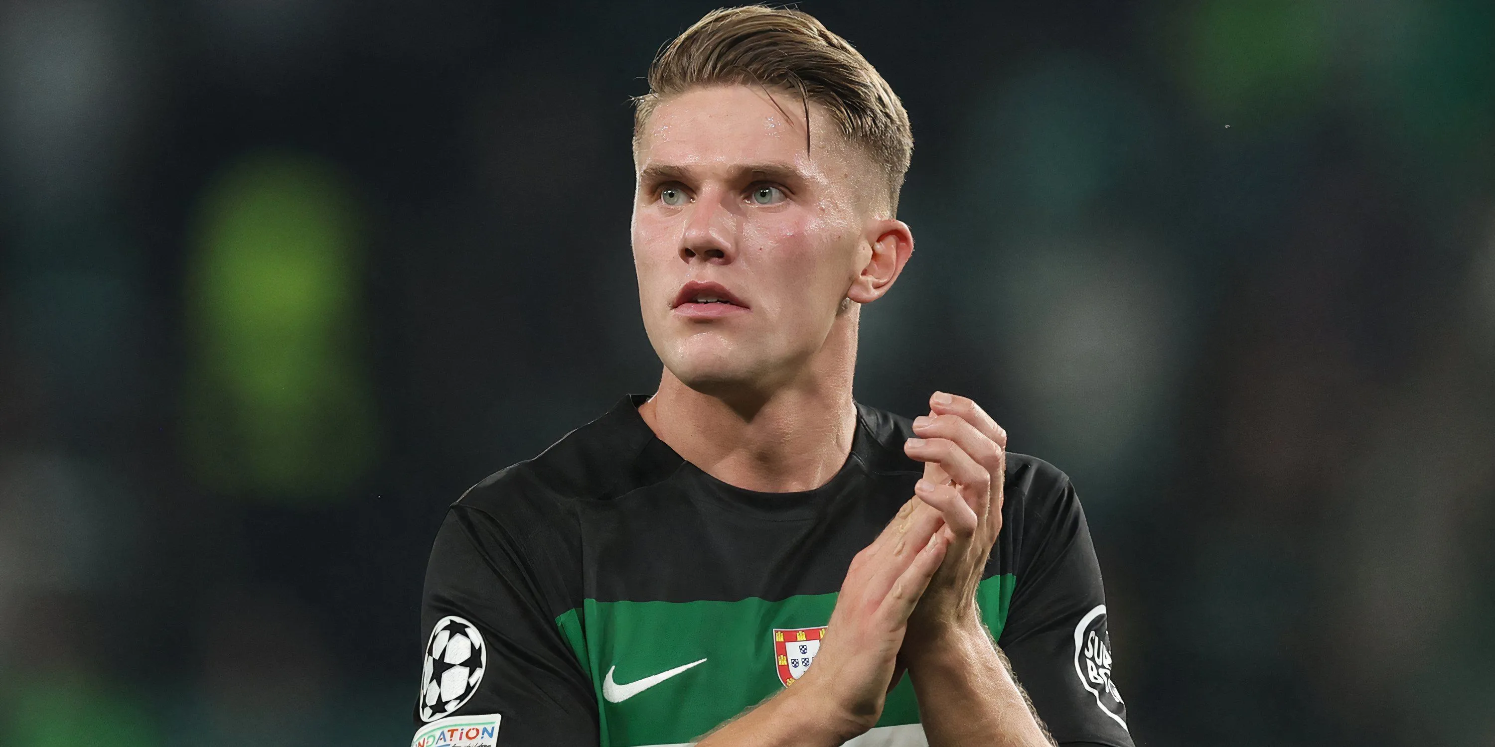 Tiền đạo Viktor Gyokeres của Sporting CP vỗ tay tri ân người hâm mộ