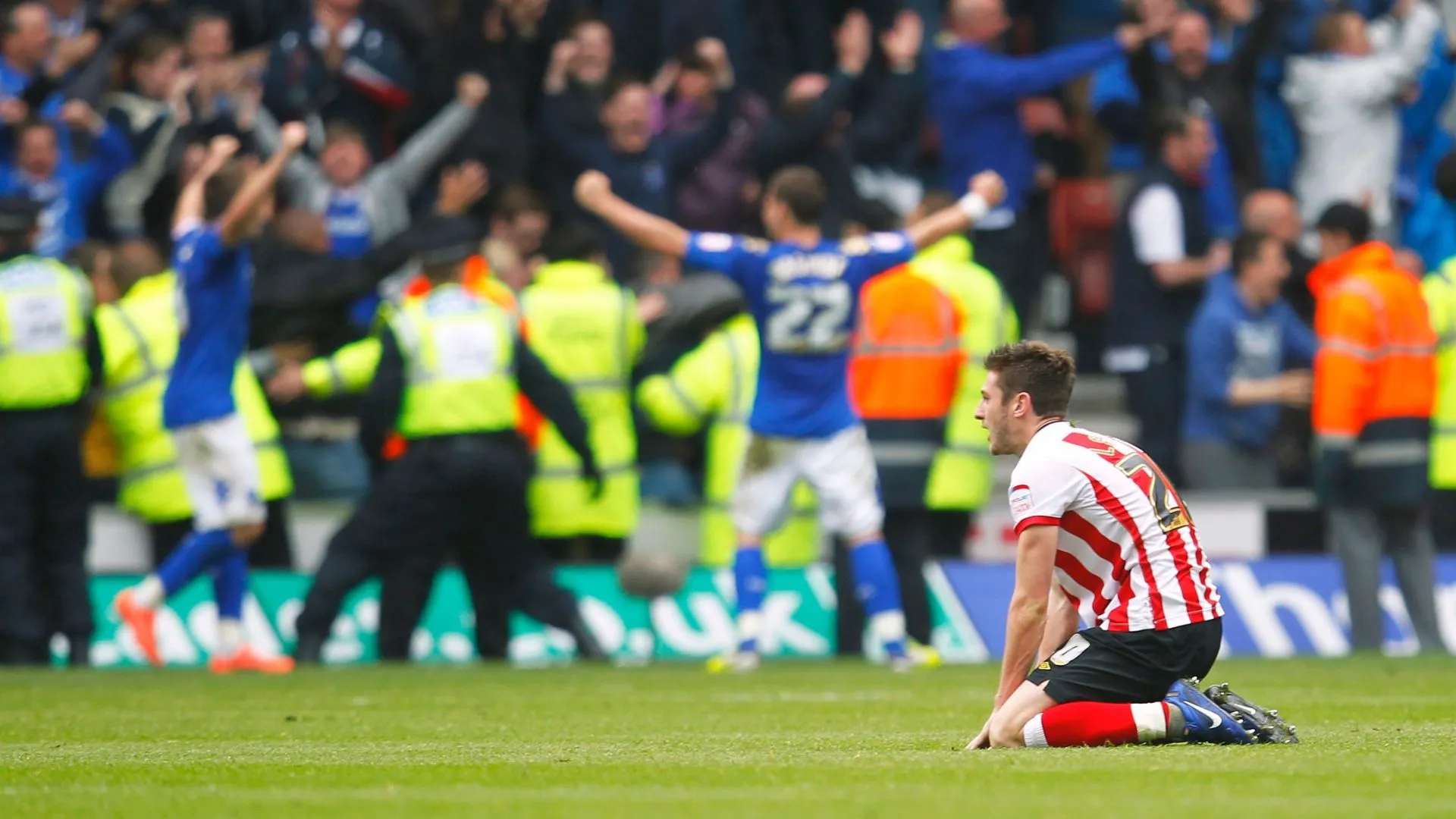 Adam Lallana của Southampton và David Norris của Portsmouth trong trận derby