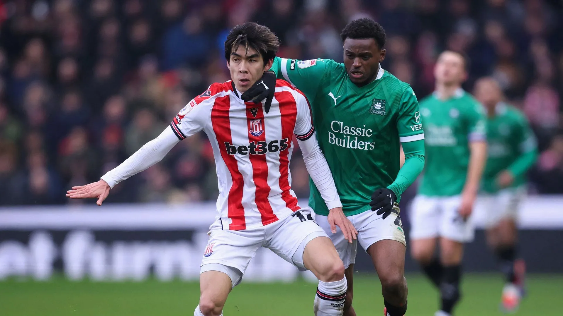 Bali Mumba trong màu áo Plymouth Argyle đối đầu Stoke City