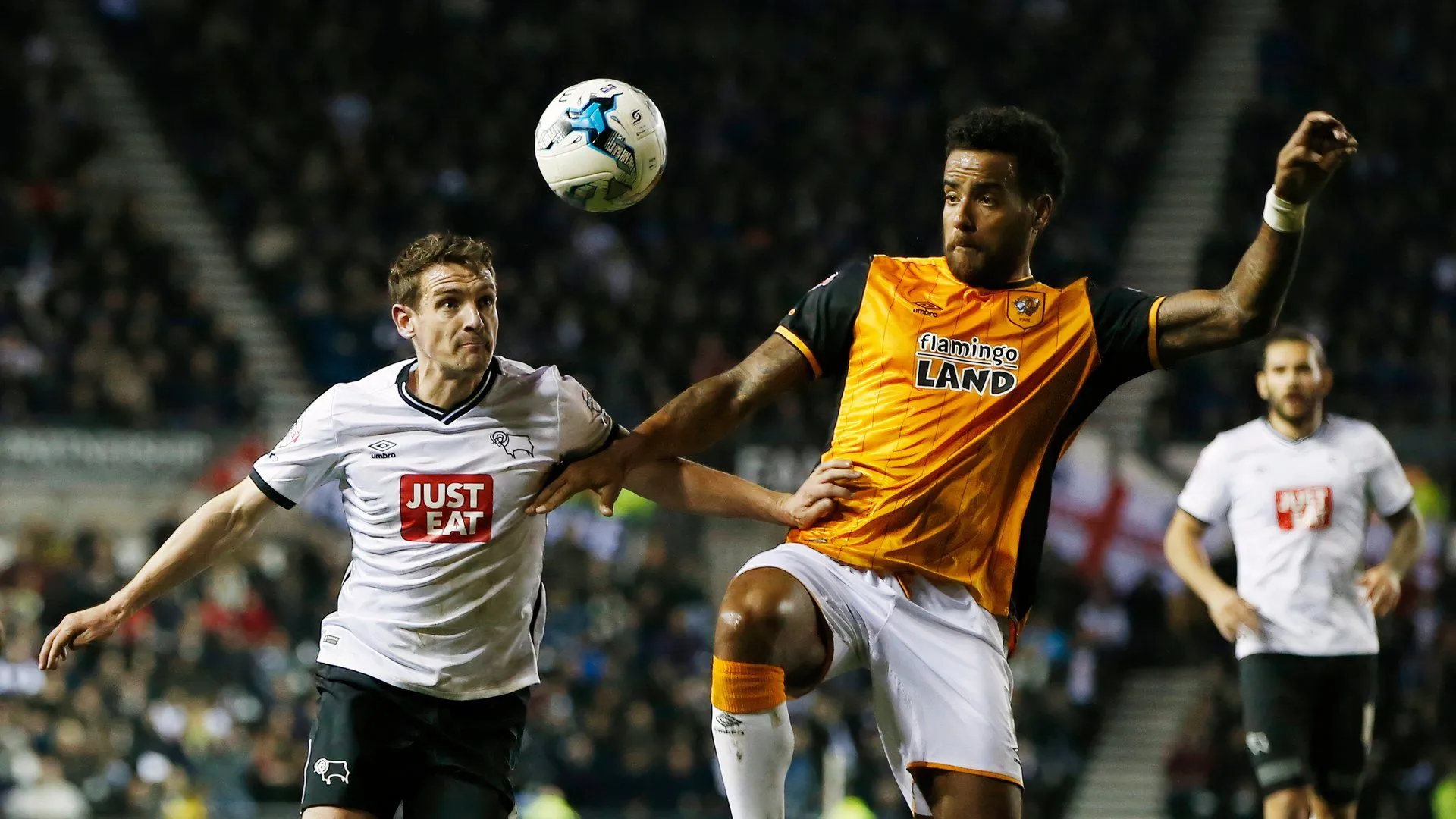 Các cầu thủ Derby County Craig Bryson và Tom Huddlestone trong trận đấu gặp Hull City, tại vòng play-off Championship
