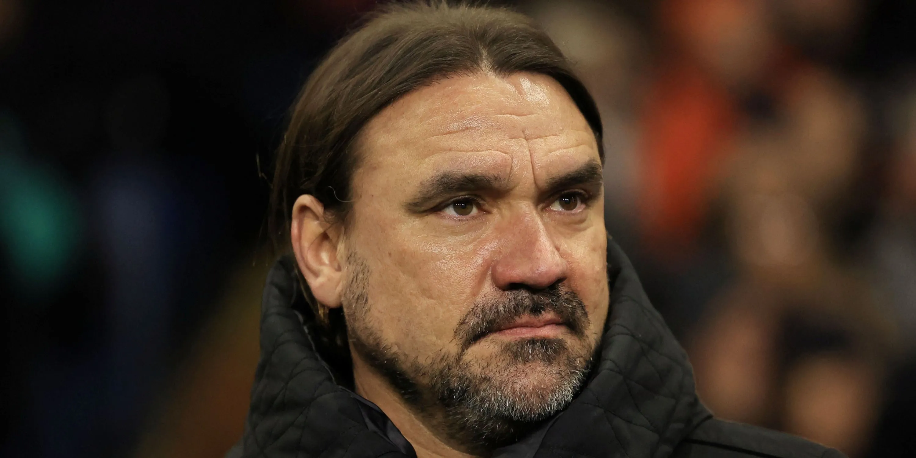 HLV Daniel Farke của Leeds United theo dõi trận đấu, người đang tìm kiếm các bản hợp đồng mới.