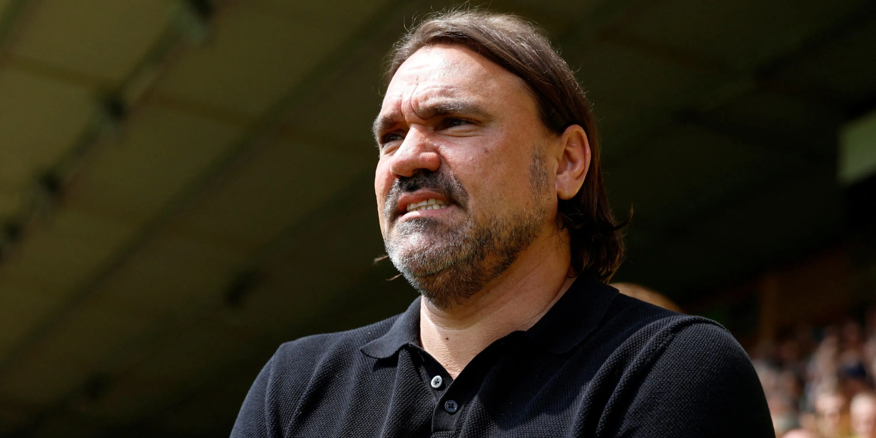 Huấn luyện viên Daniel Farke của Leeds United chăm chú theo dõi trận đấu