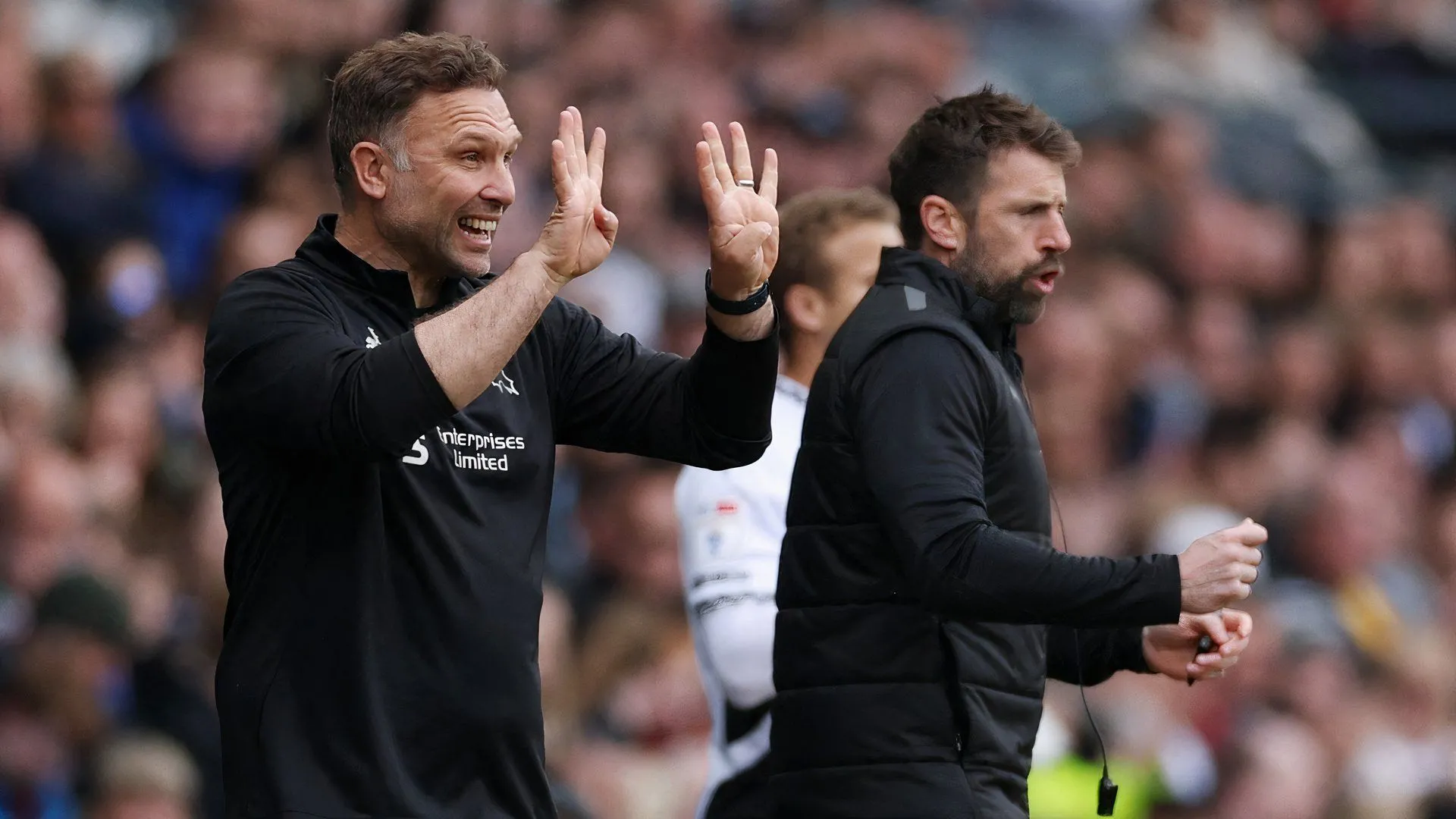Huấn luyện viên John Eustace trên băng ghế chỉ đạo của Derby County
