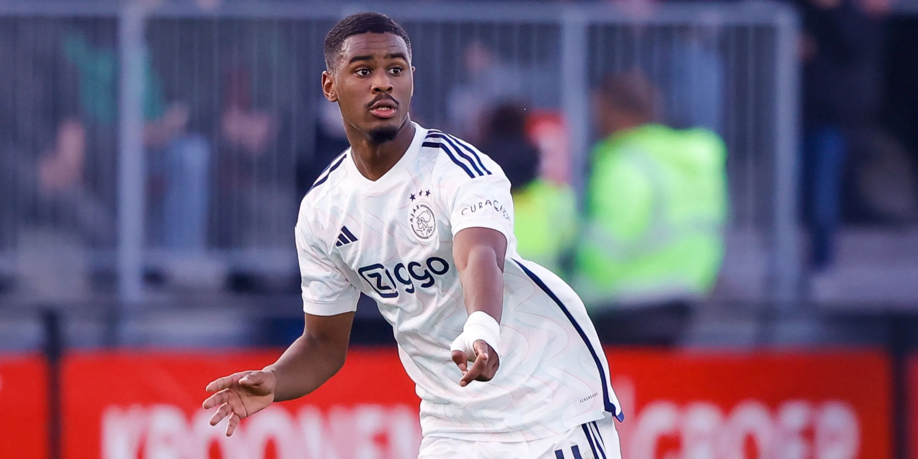 Jorrel Hato, trung vệ trẻ của Ajax, thể hiện sự chững chạc vượt tuổi