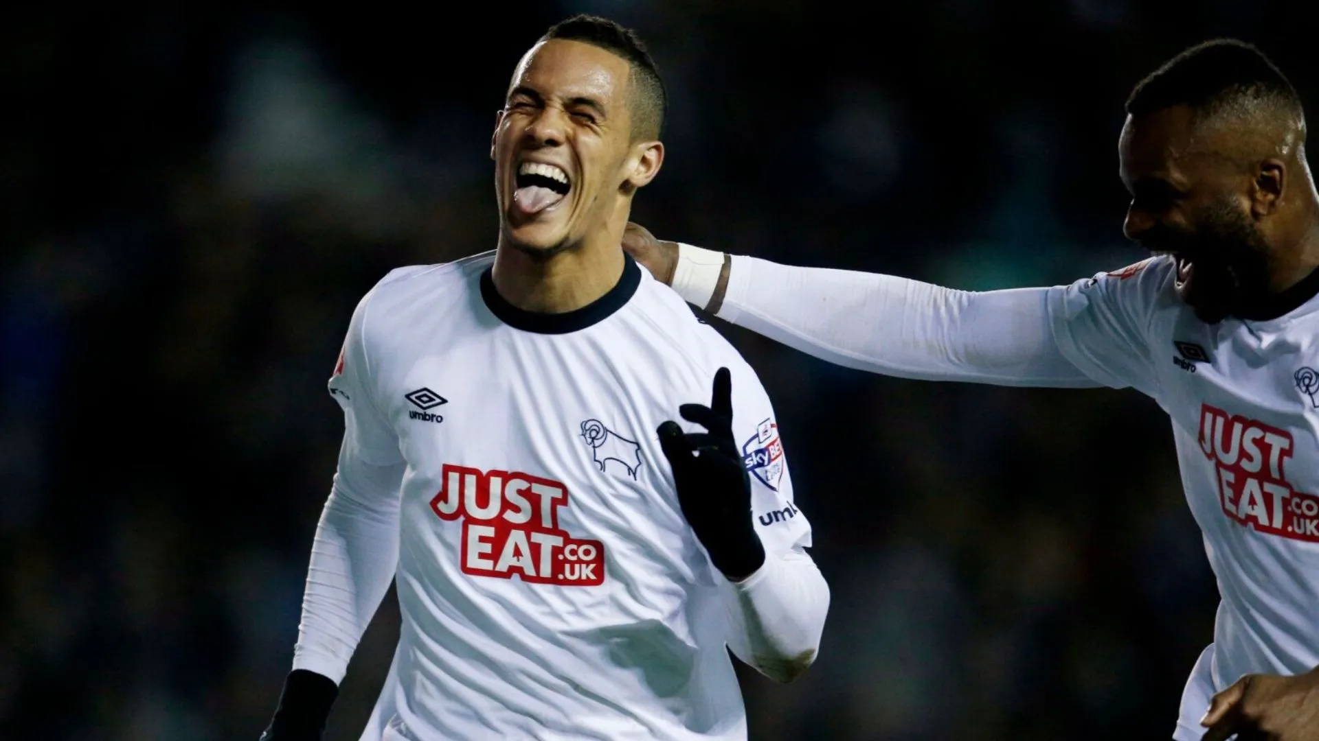 Khoảnh khắc Tom Ince ăn mừng bàn thắng, thể hiện sự tự tin và phong độ cao trong màu áo Derby County