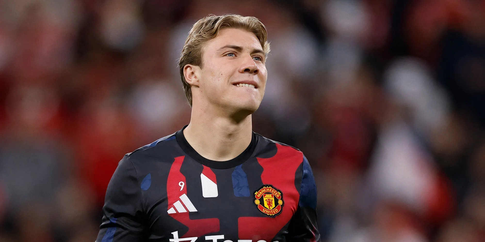 Rasmus Hojlund đánh đầu ghi bàn mở tỷ số cho Manchester United trong trận thắng Bournemouth