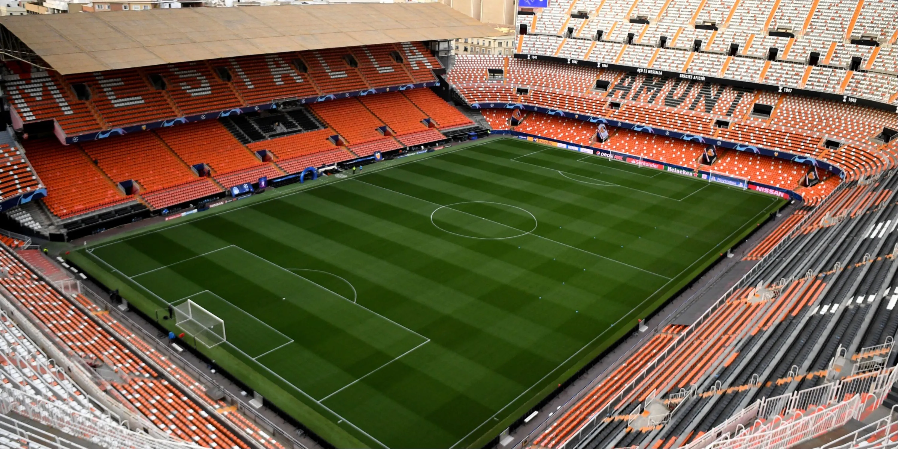 Sân Mestalla, sân nhà truyền thống với khán đài dốc của Valencia