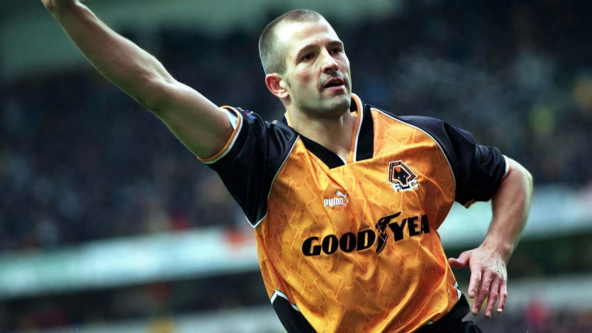 Steve Bull ăn mừng bàn thắng trong màu áo Wolves