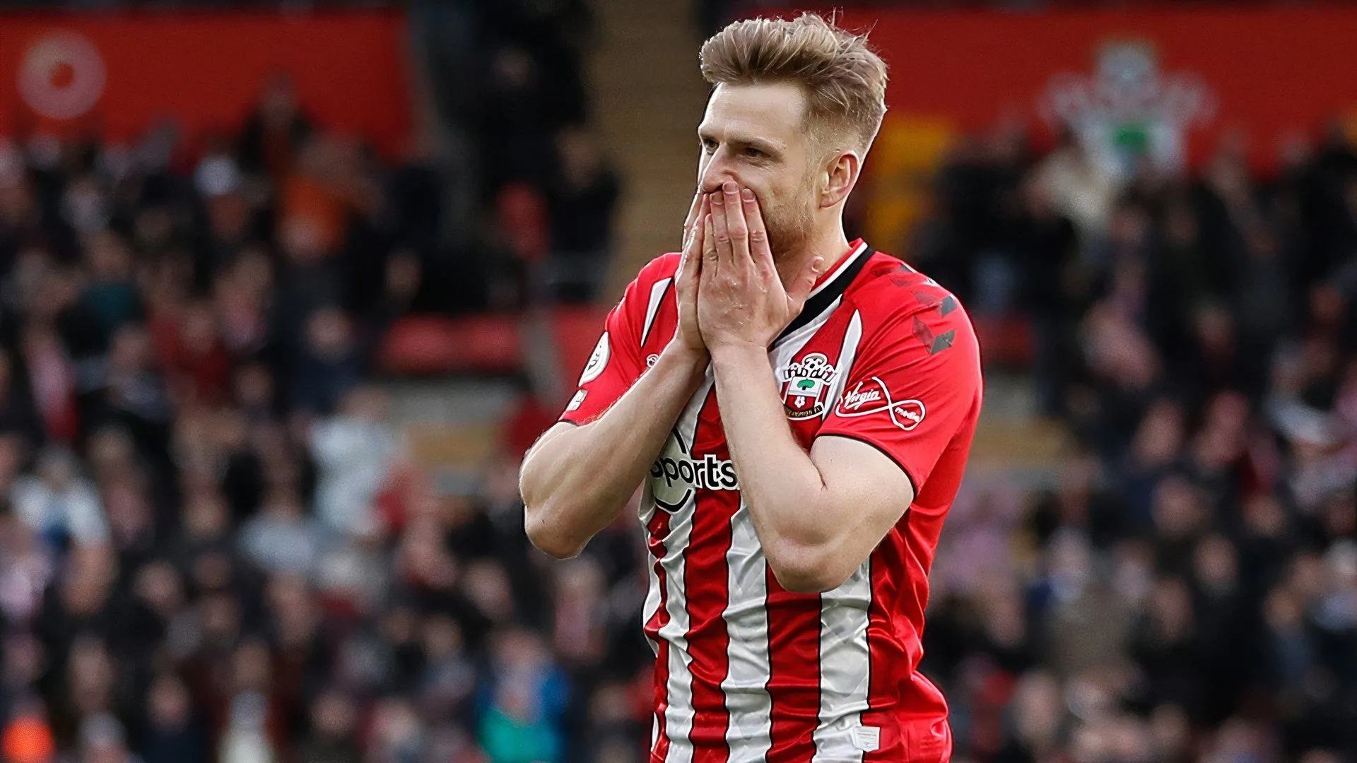 Stuart Armstrong thể hiện phong độ trên sân
