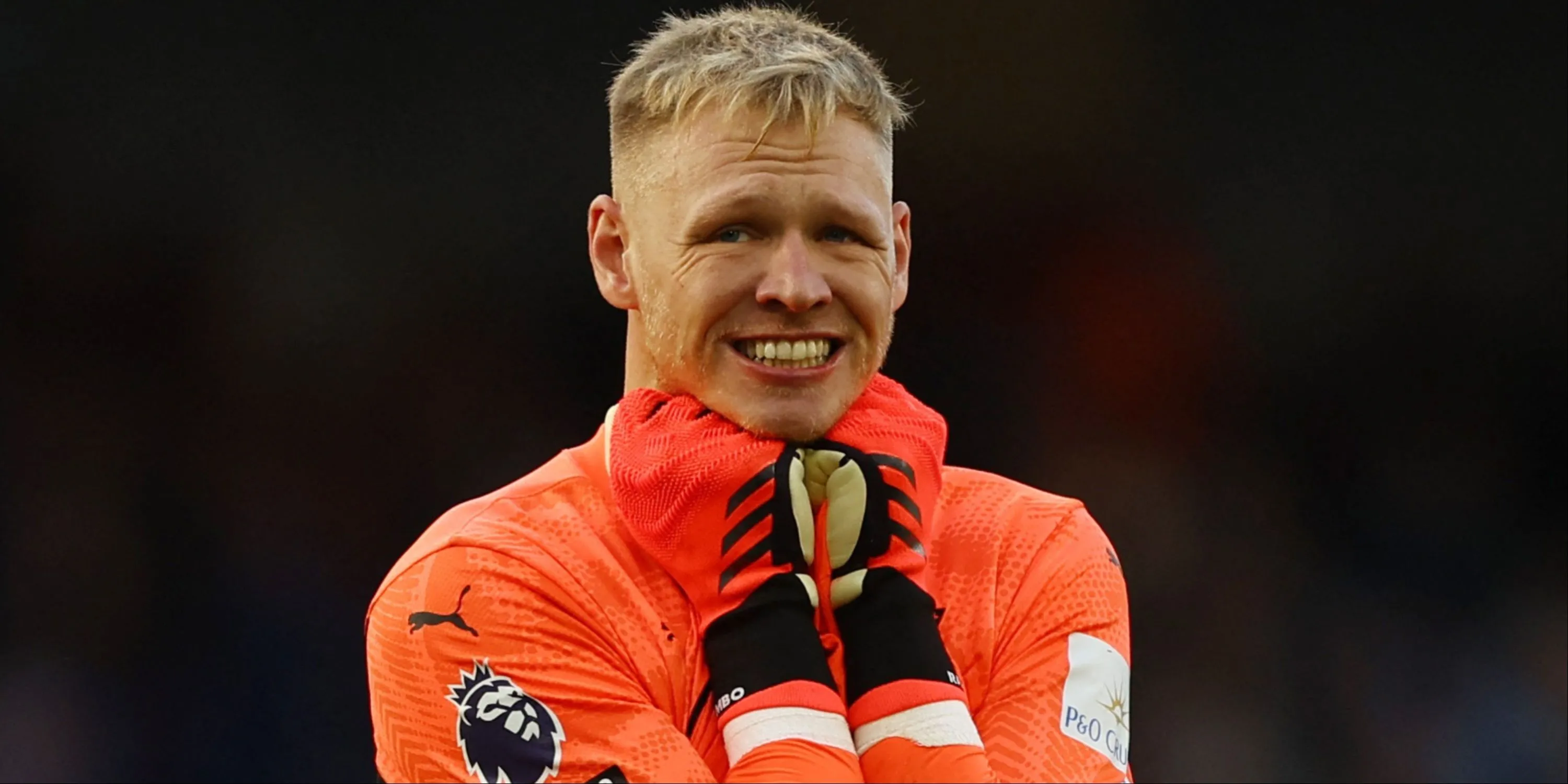 Thủ môn Aaron Ramsdale trong trang phục Newcastle sau khi hoàn tất kiểm tra y tế.