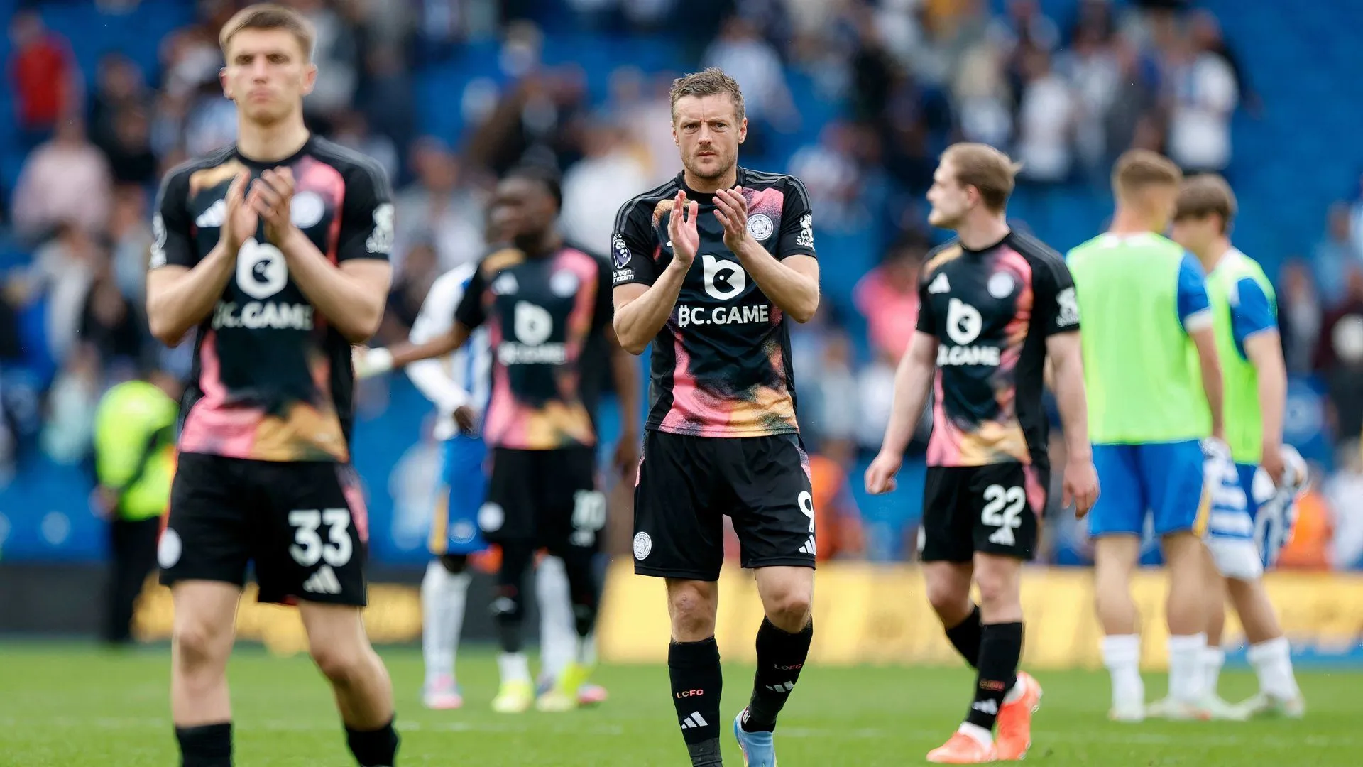 Tiền đạo Jamie Vardy và đồng đội Leicester City ăn mừng chiến thắng trên sân cỏ
