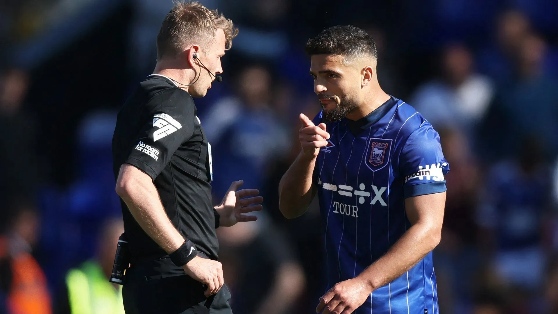 Tiền vệ Sam Morsy trong màu áo Ipswich Town đối đầu Brentford