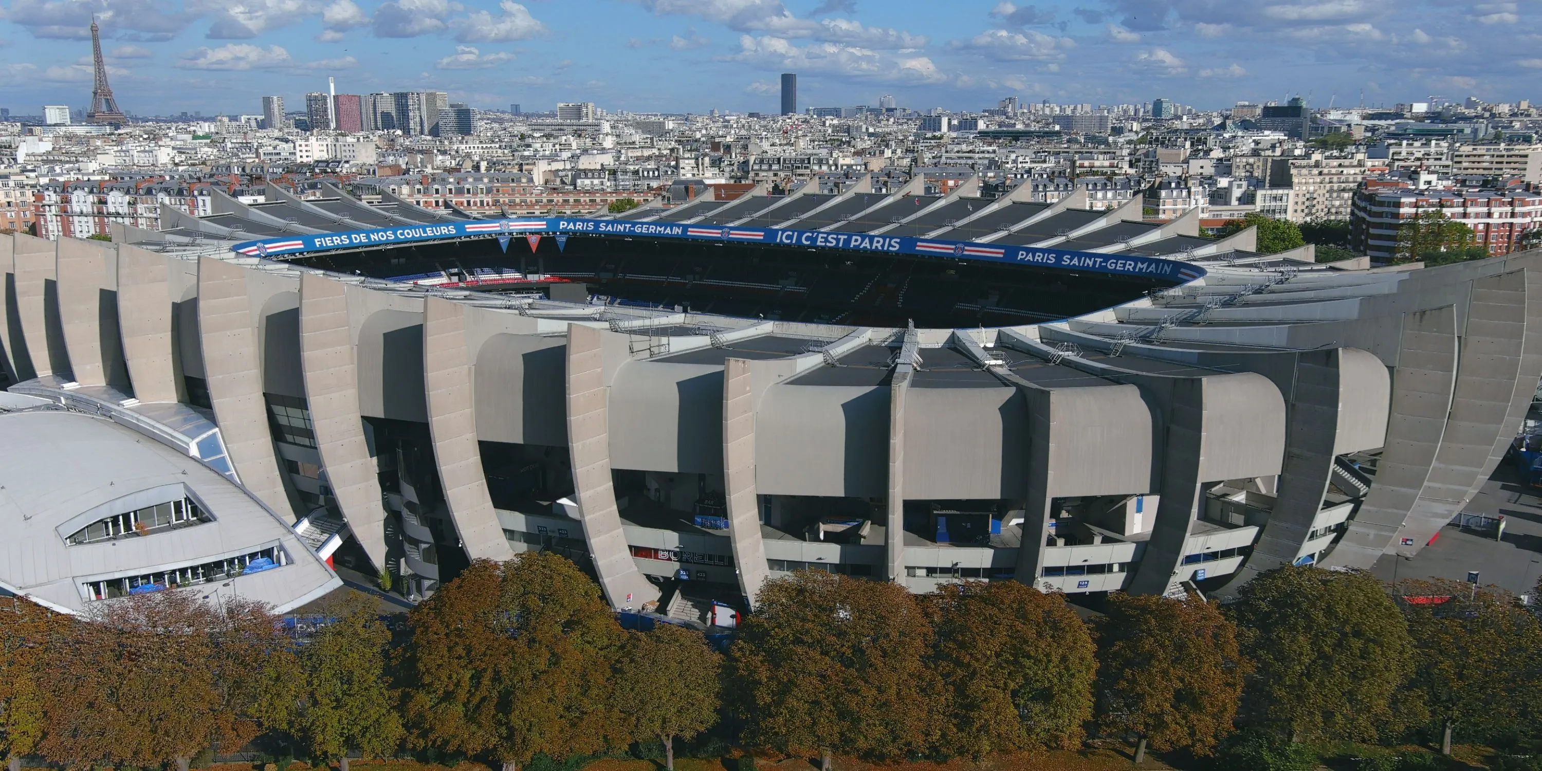 Toàn cảnh sân Parc des Princes, sân nhà lịch sử của Paris Saint-Germain ở Paris, Pháp