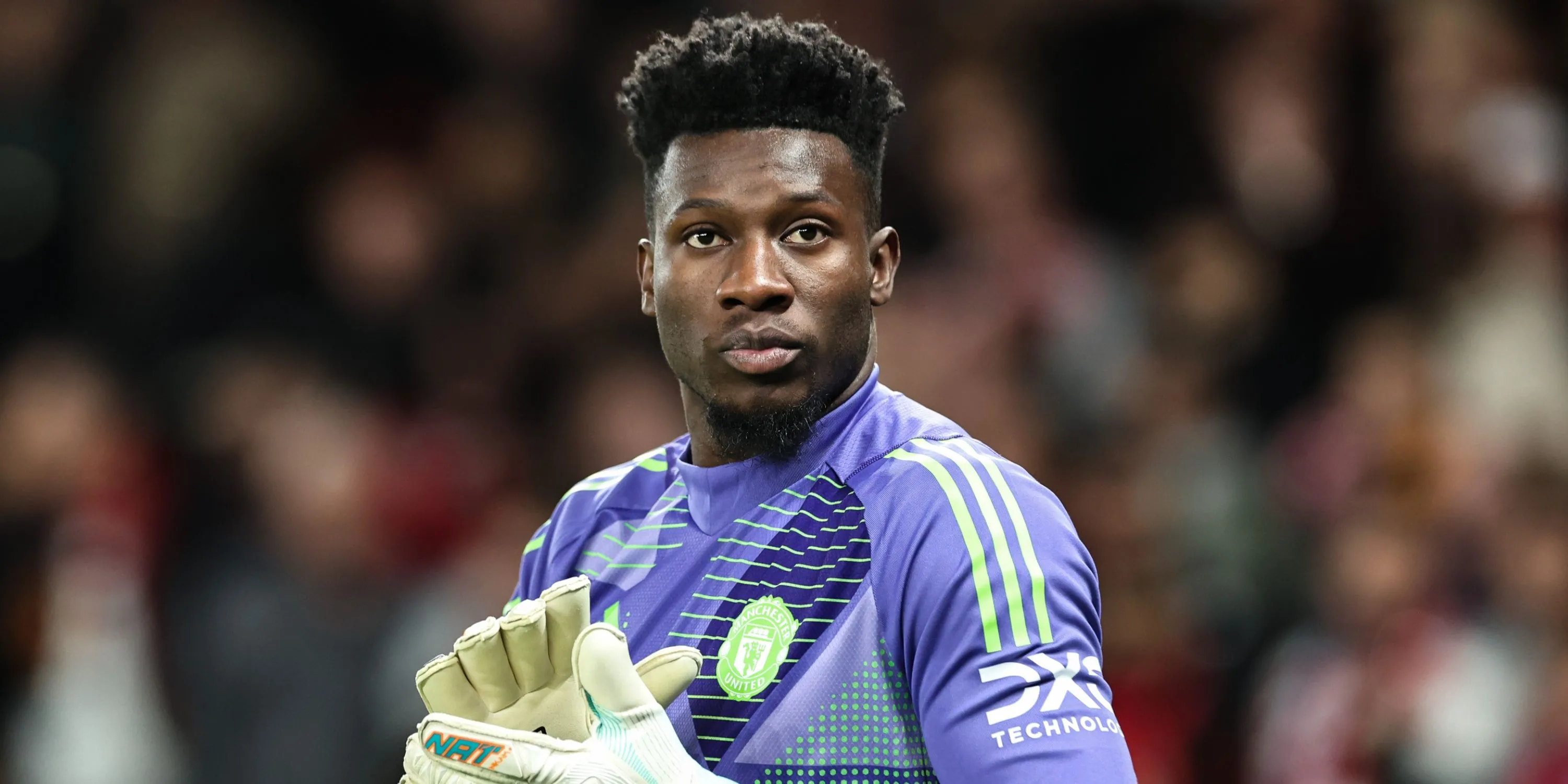Andre Onana trong một pha xử lý bóng cho Man Utd, bối cảnh cho thấy khả năng anh rời Old Trafford.