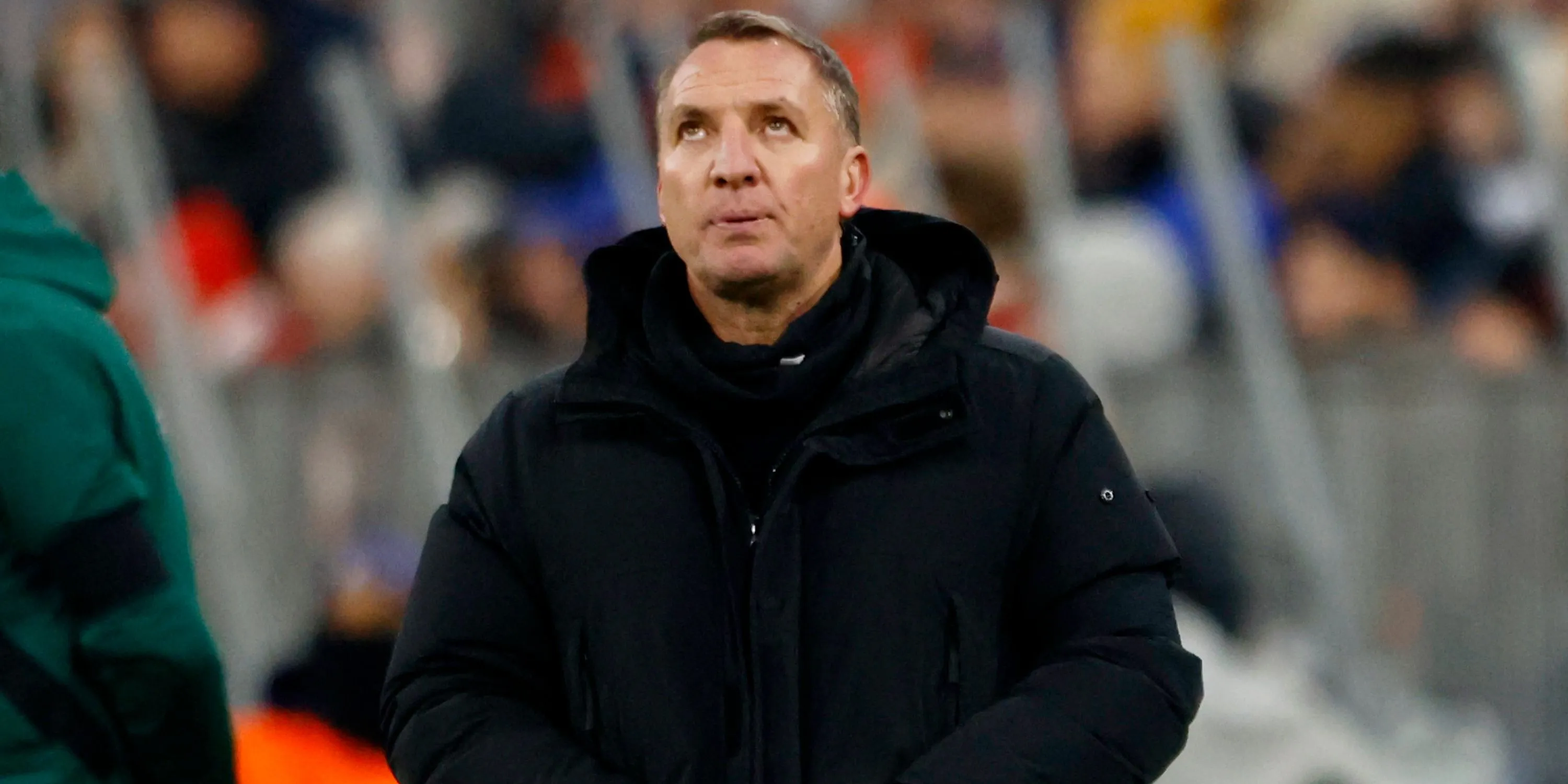 Huấn luyện viên Brendan Rodgers của Celtic trên băng ghế chỉ đạo, đối mặt với quyết định khó khăn về đội hình.