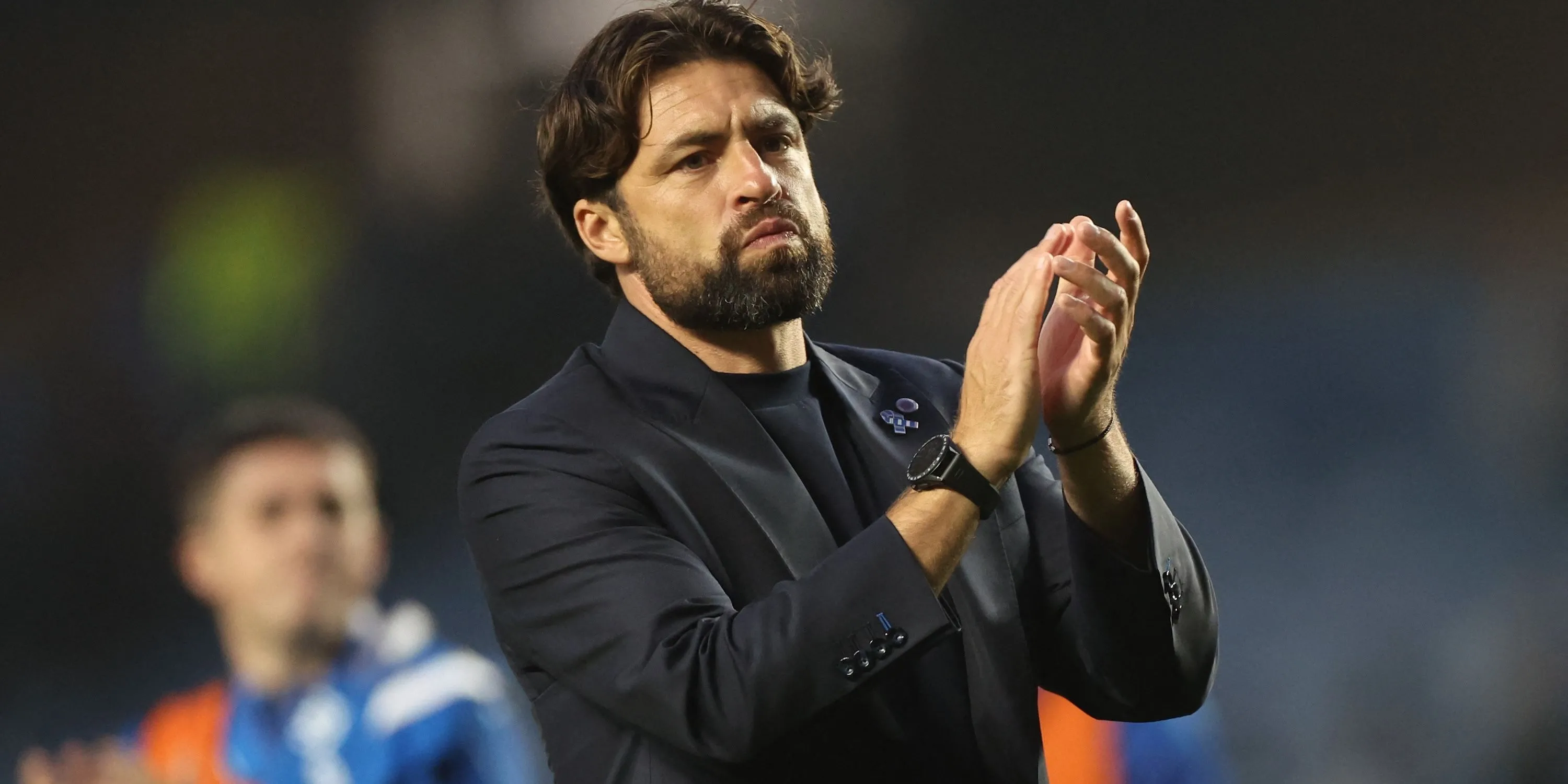 Huấn luyện viên Russell Martin của Rangers vỗ tay cảm ơn người hâm mộ sau trận đấu