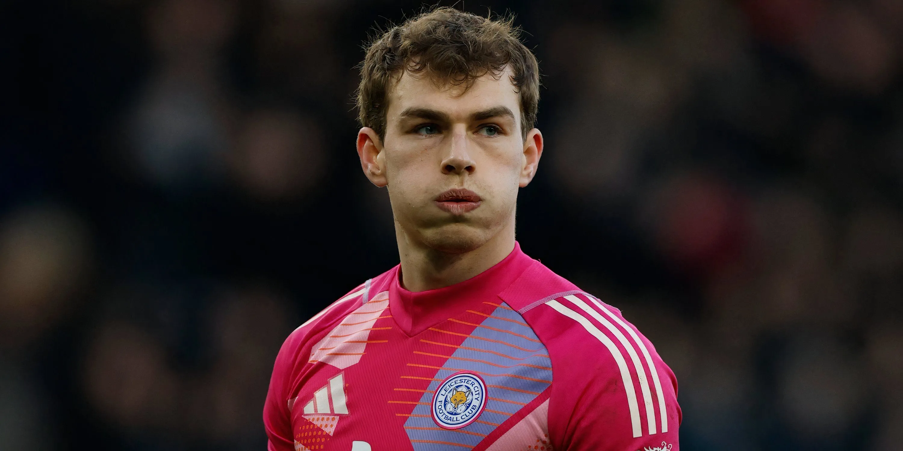 Thủ môn Mads Hermansen trong màu áo Leicester City tại Premier League