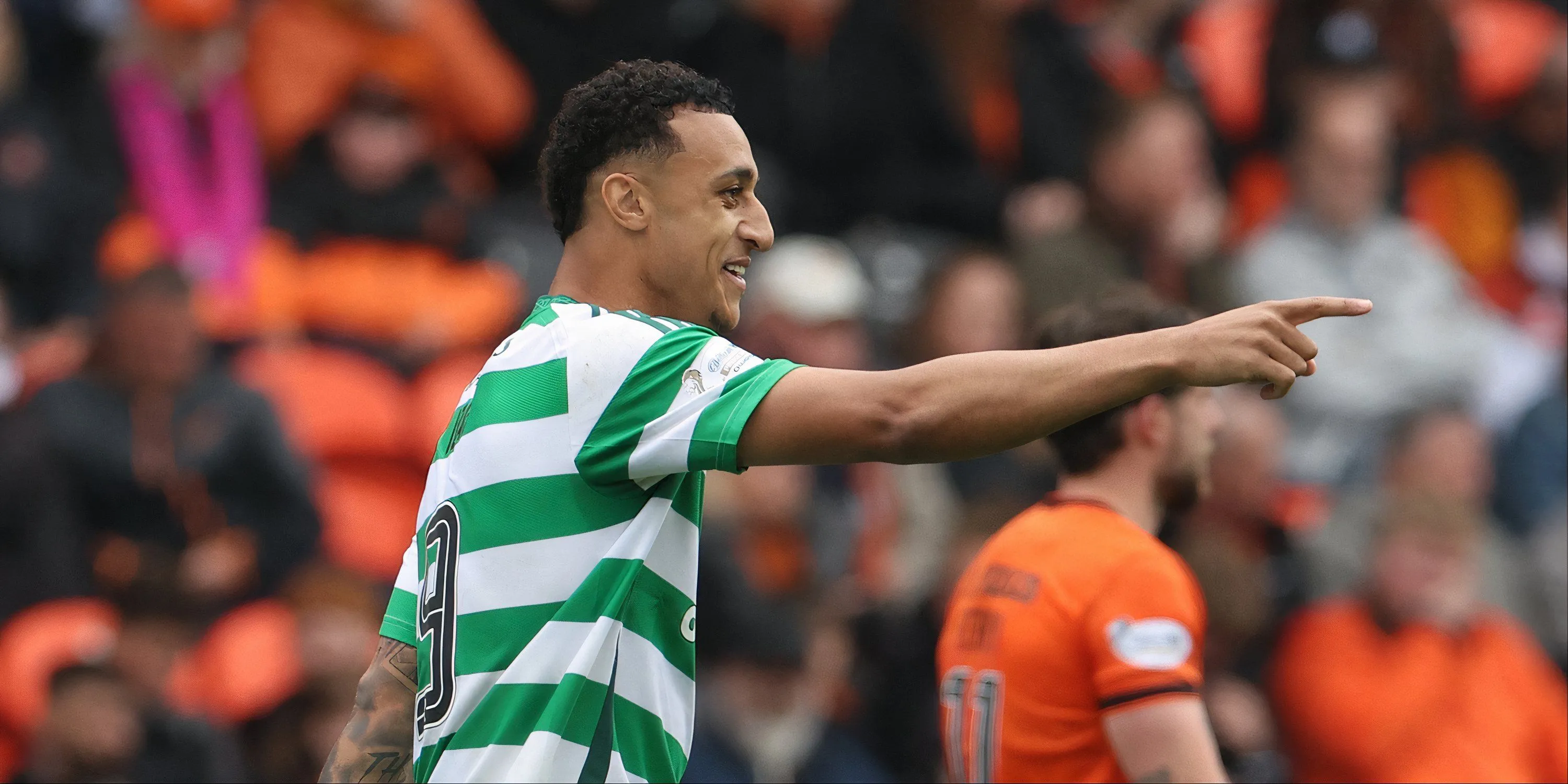 Tiền đạo Adam Idah của Celtic trong một pha bóng, thể hiện sự thất vọng với màn trình diễn của mình.
